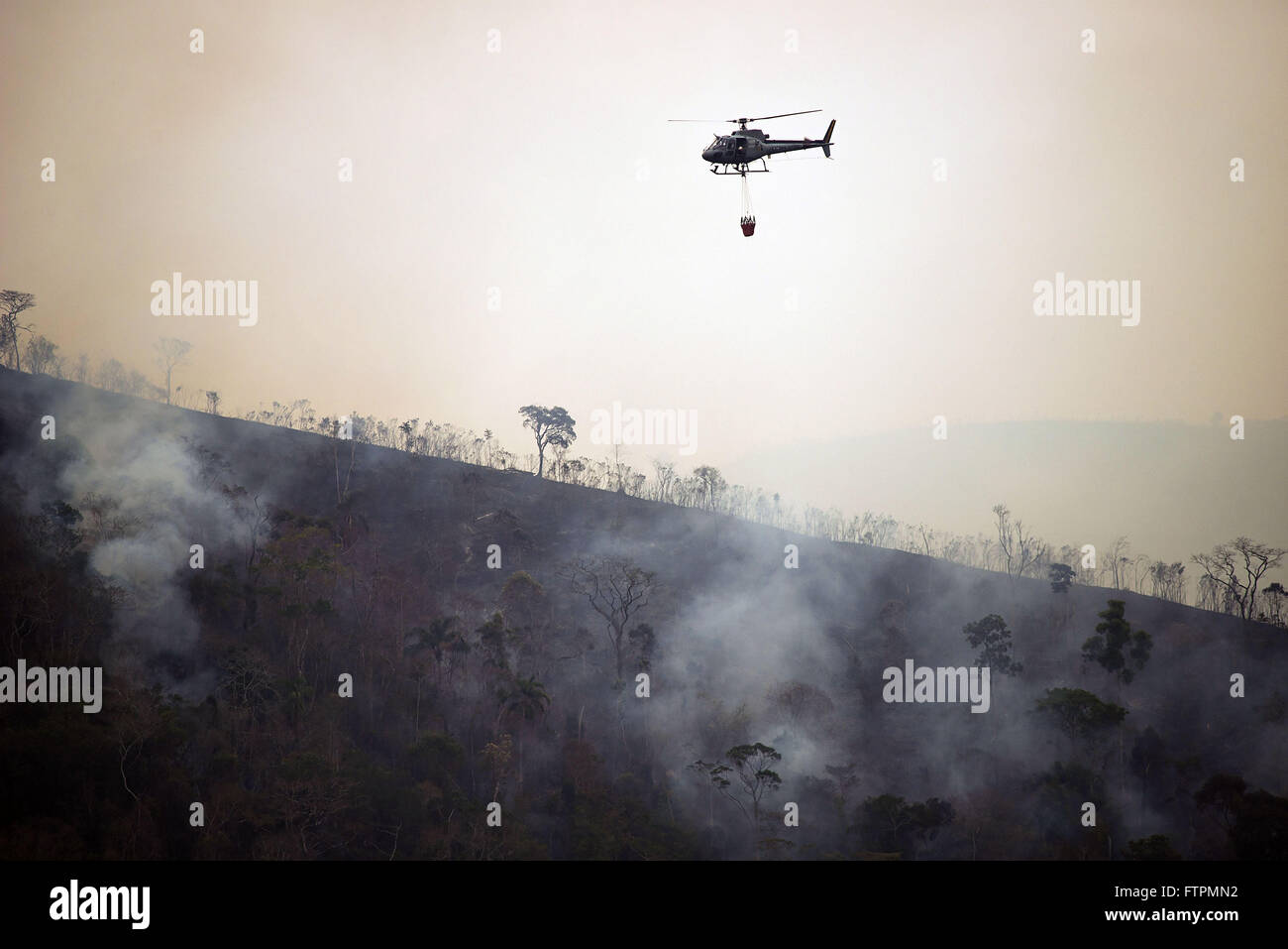 Feuerwehr ausgestattet Hubschrauber zur Brandbekämpfung Stockfoto