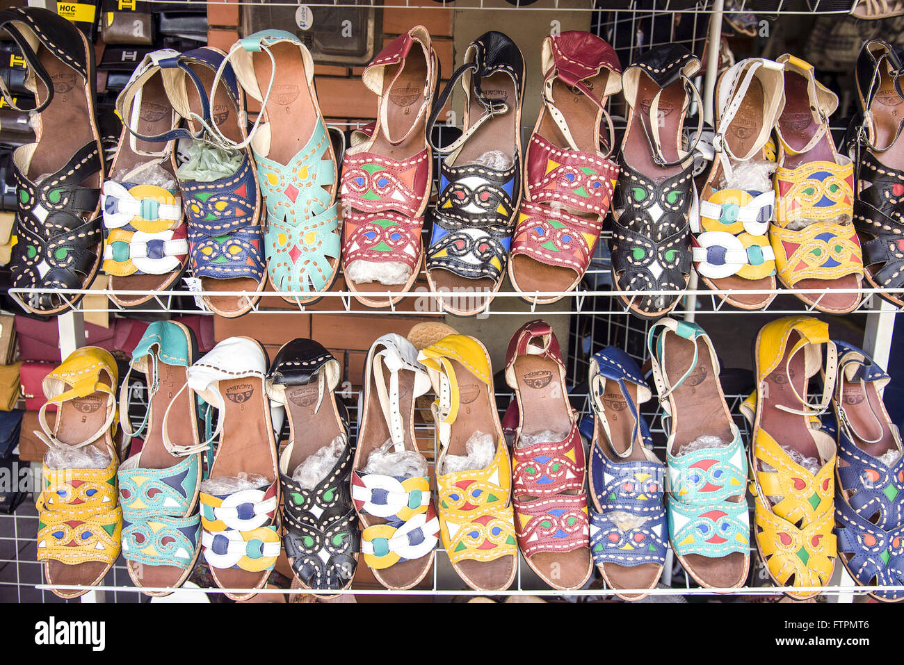 Ledersandalen zum Verkauf auf der Messe in Caruaru Stockfoto