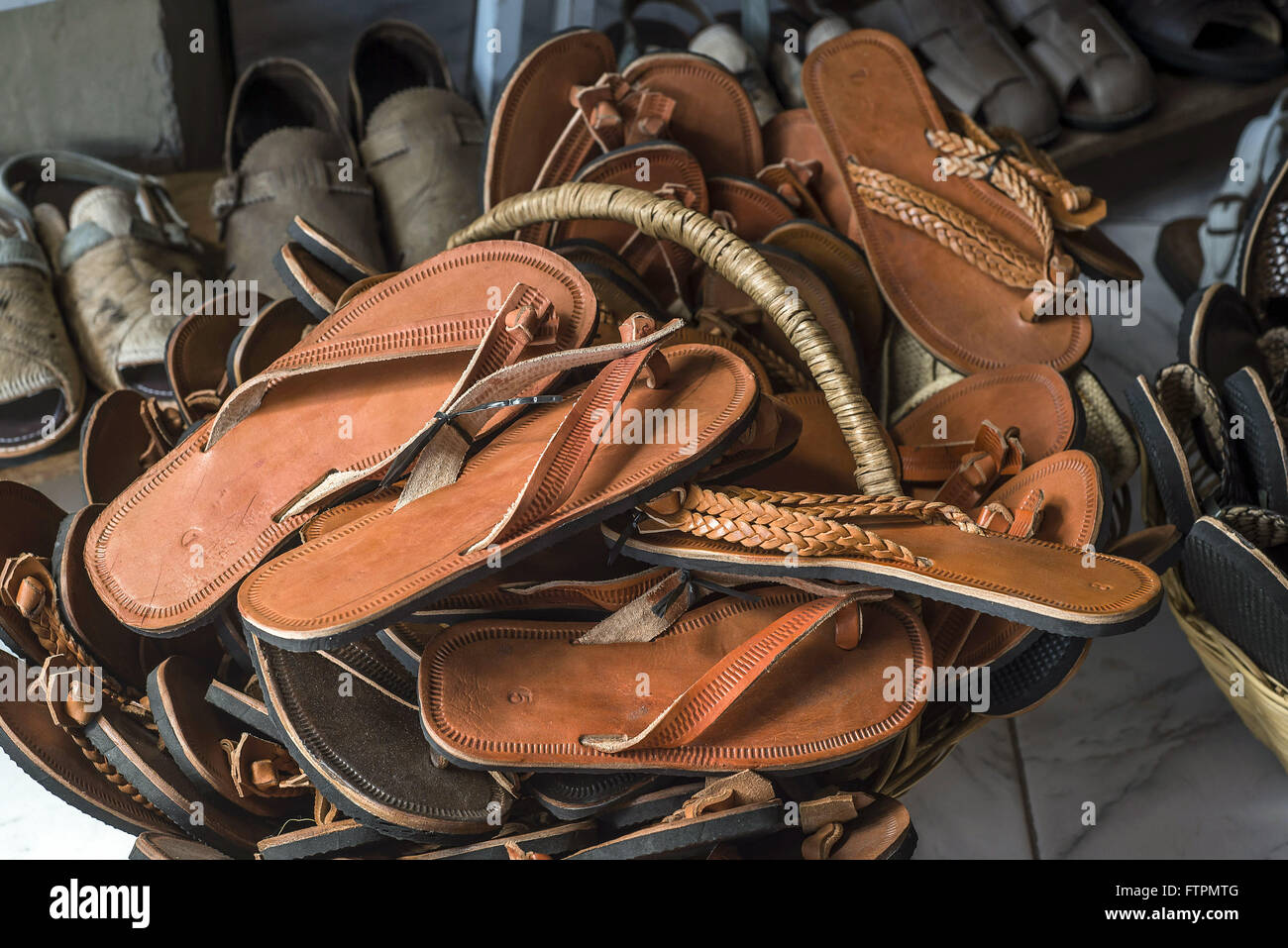 Ledersandalen und Hausschuhe zum Verkauf in Feira de Caruaru Stockfoto