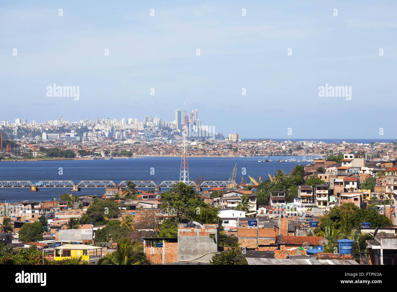 Blick auf Sao Joao Cabrito Nachbarschaft - Eisenbahnbrücke - Bucht des Tainheiros Stockfoto