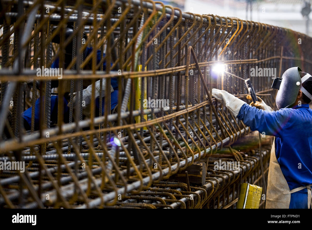 Arbeiter Schweißen Stahlbau arbeitet in der Eisenbahn Adolfo Pinheiro Metro Stockfoto