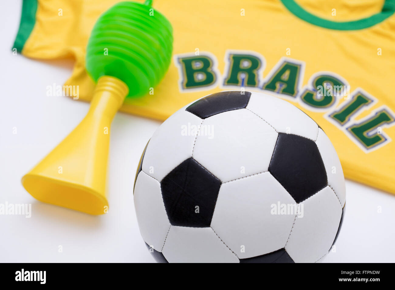 Fußballtrikot und Horn - verdrehte Requisiten der brasilianischen Auswahl Stockfoto