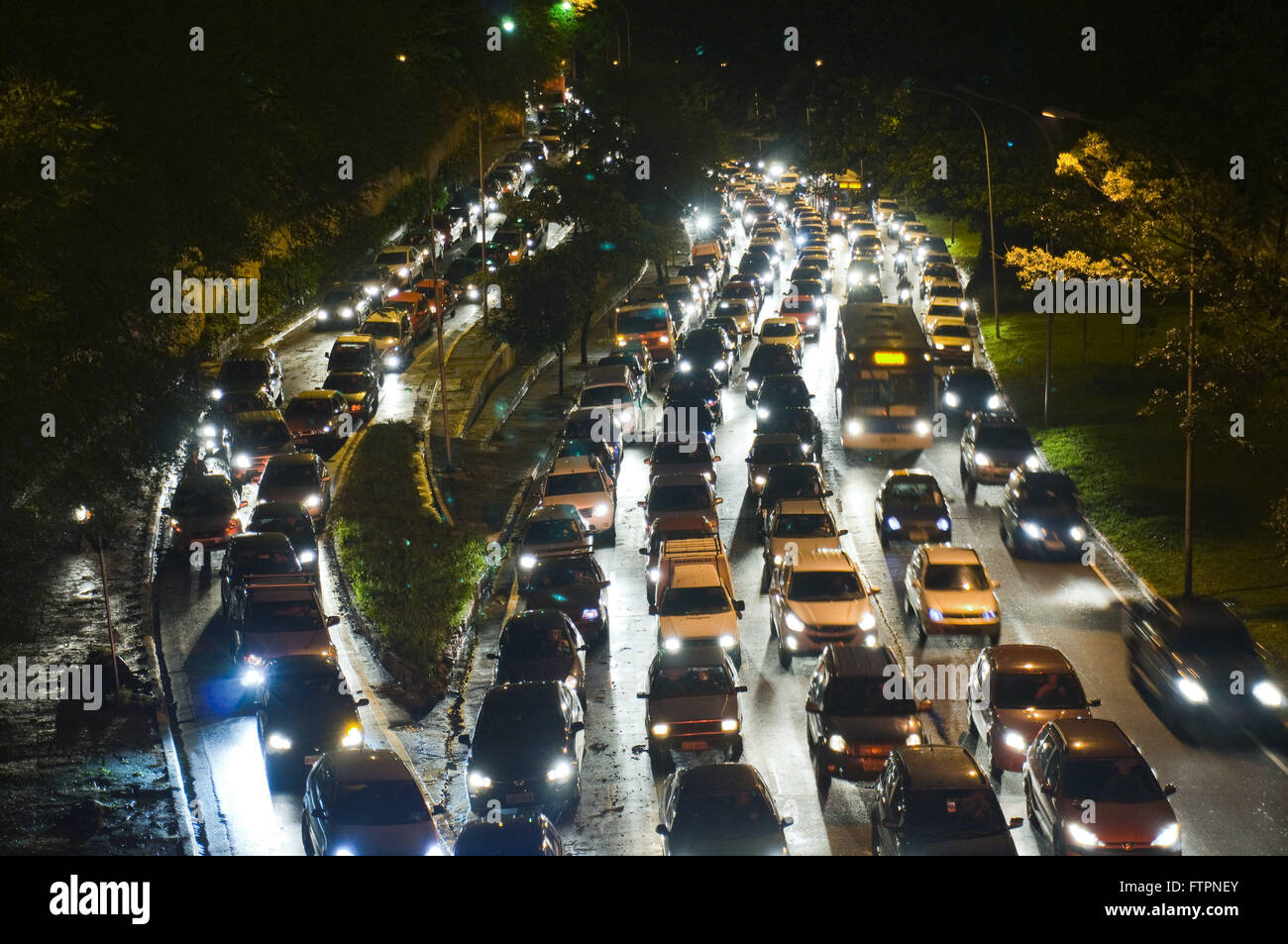 Nachtansicht der Avenida 23 de Maio verstopft nach zeitlichen Stockfoto