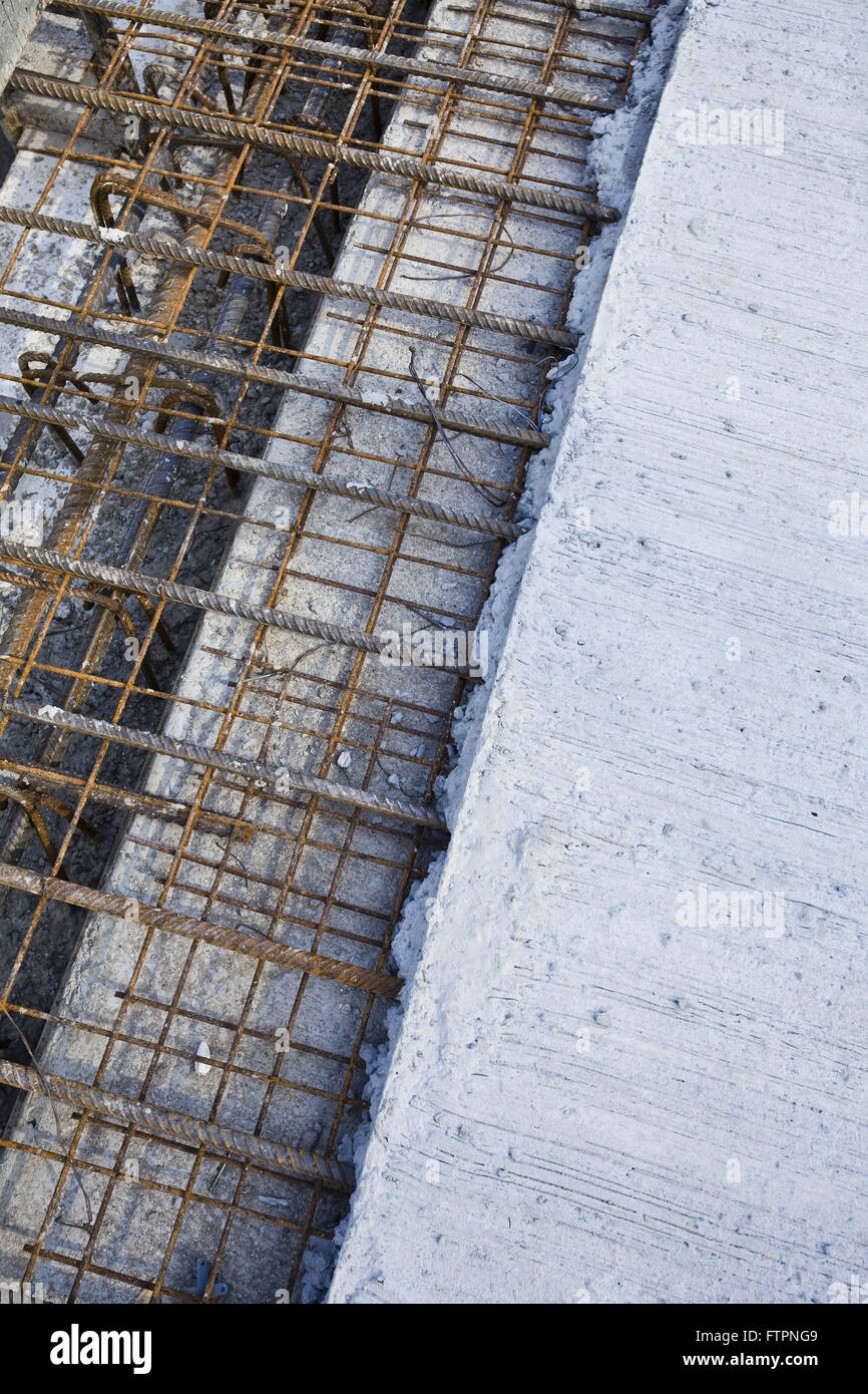 Detail der metallischen und konkrete Struktur auf dem Boden der Gänge unter der Tribüne des Stadions Stockfoto