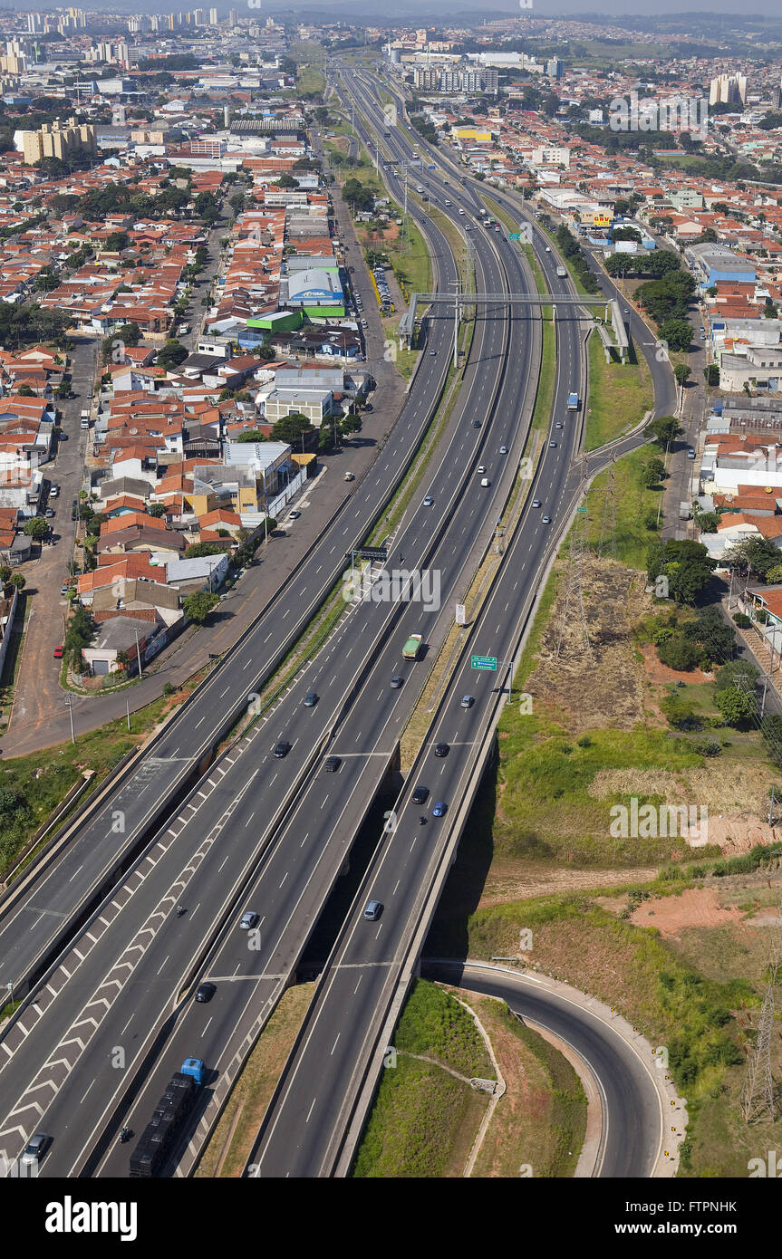 Luftaufnahme von Anhanguera Autobahn SP330 mit Marginal im Stadtgebiet