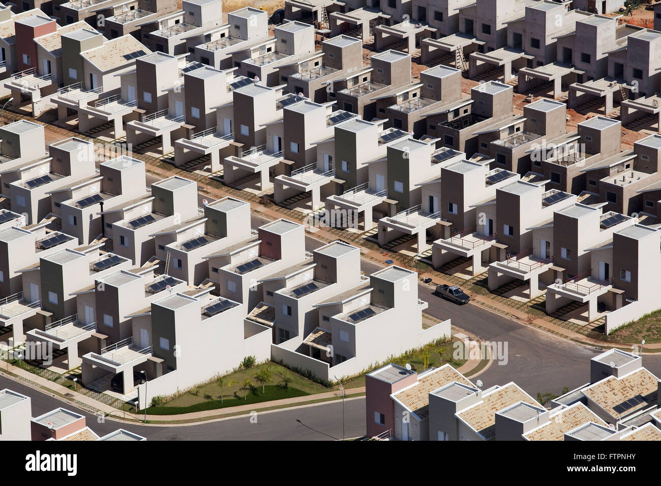 Luftaufnahme von Häusern mit Platten Capture Solarenergie im Gehäuse Stockfoto