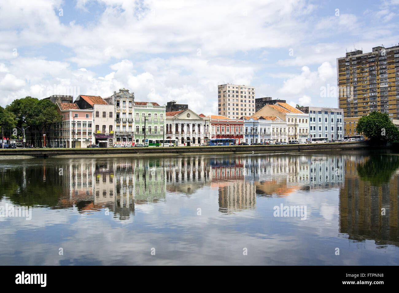 Reflexion der alten Häuser Straße in Rio Capibaribe Aurora - Centro Historico Stockfoto