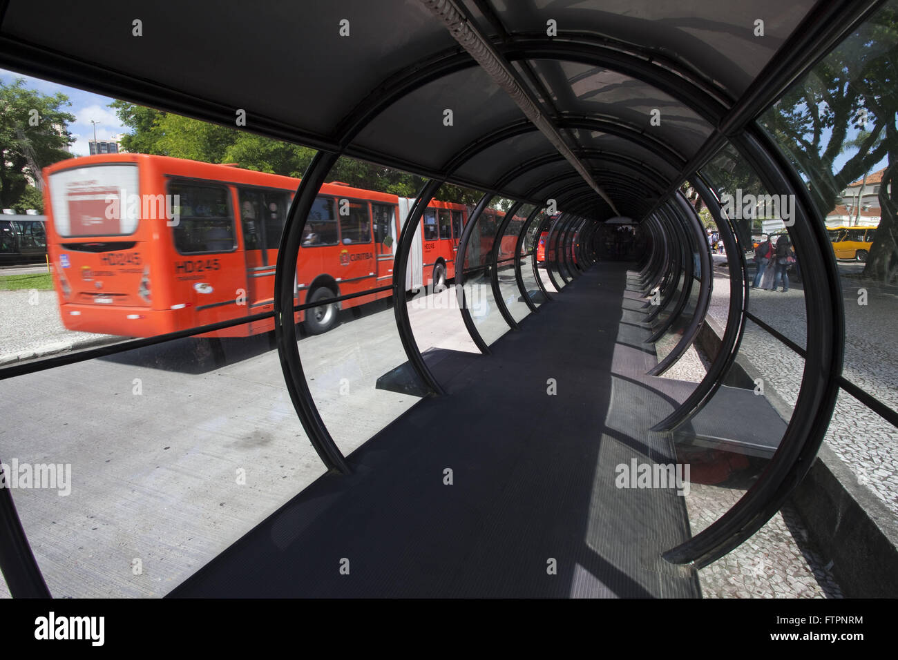 Röhrenförmige Eisenbahn Stadtbus in Praça Rui Barbosa in der Innenstadt Stockfoto