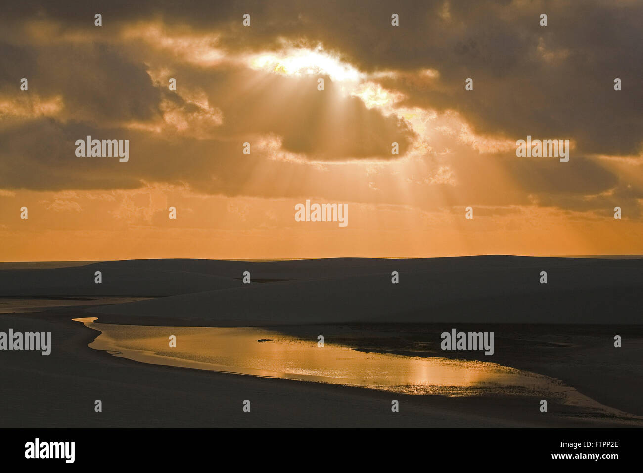Am frühen Morgen Landschaft mit Strahlen der Sonne zwischen den Wolken Stockfoto