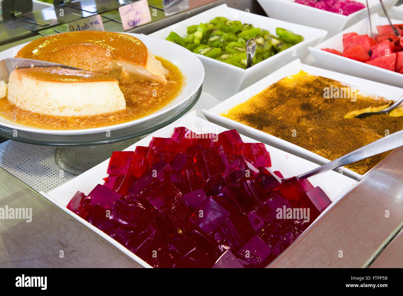 Buffet-Restaurant mit Gelatine-Desserts, Pudding, Curau grünen Mais und Obst Stockfoto