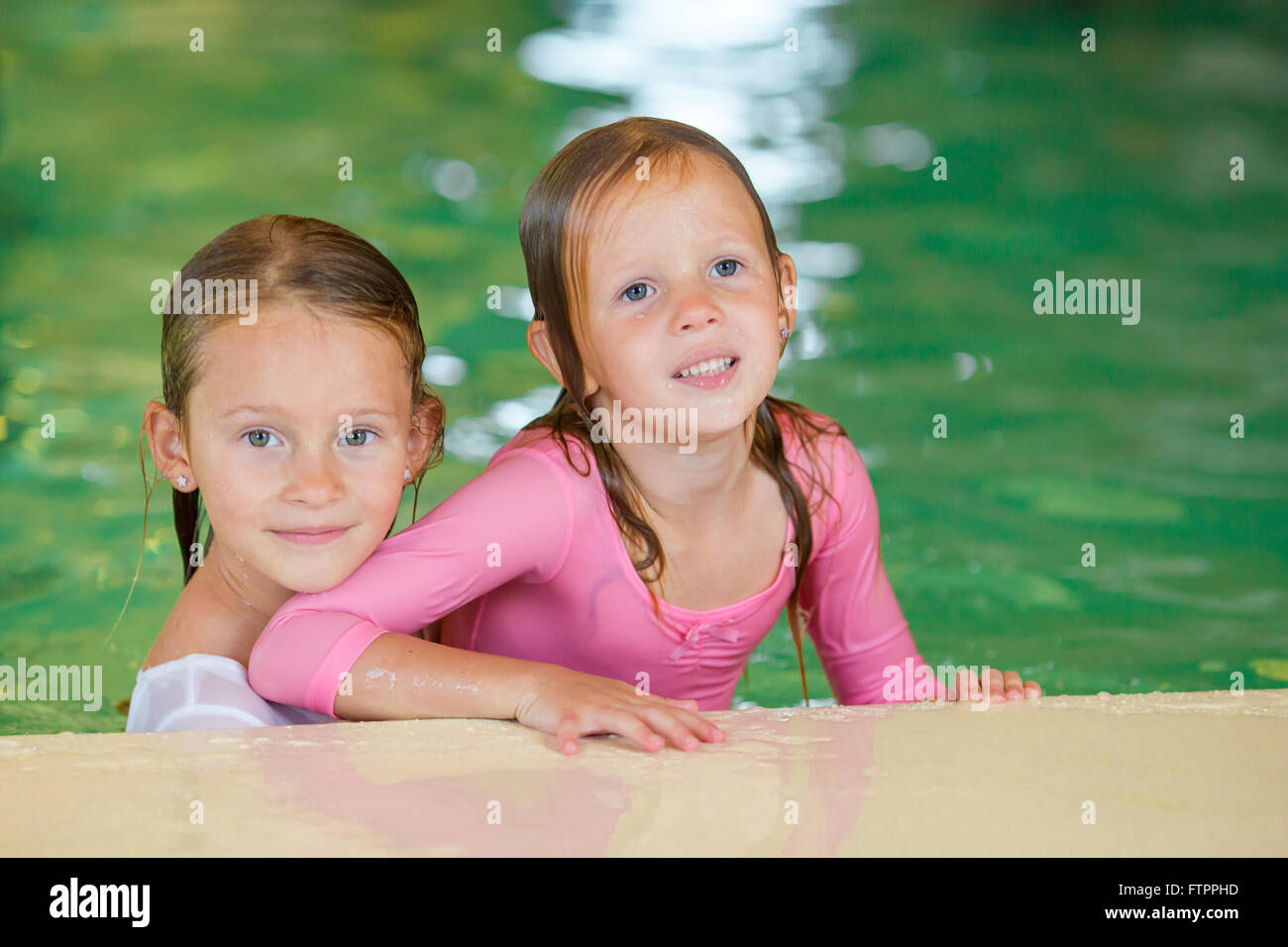 Entzückende kleine Mädchen im Schwimmbad im Sommerurlaub