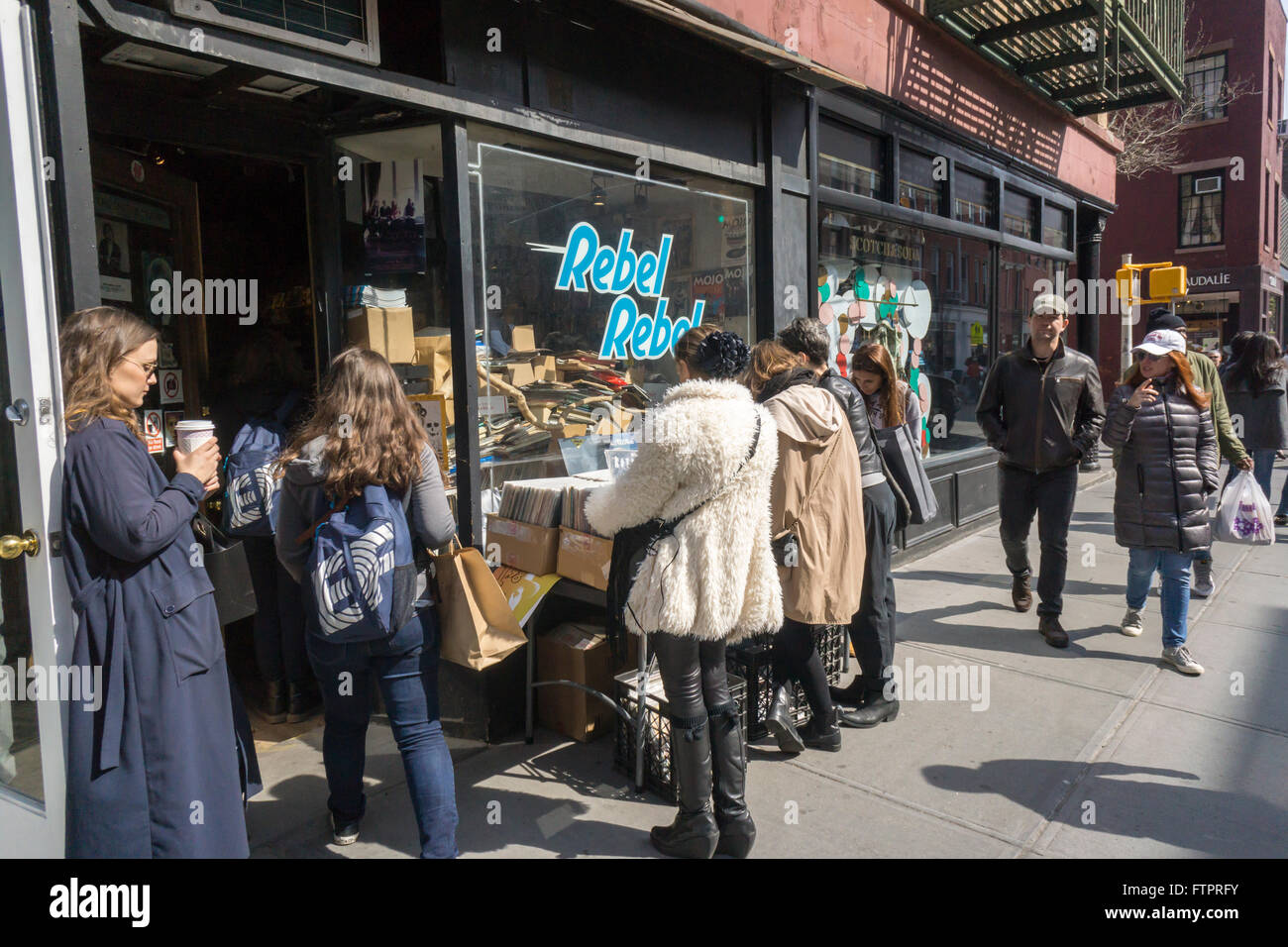 Käufer bei Rebel Rebel Records auf Bleecker Street im Stadtteil Greenwich Village in New York Surfen Vinyl-Schallplatten auf Sonntag, 27. März 2016. Die Recording Industry Association of America (RIAA) angekündigt, dass Einnahmen aus Vinyl-Schallplatten $ 416 Millionen erreicht in 2015 schlagen die $ 385 Millionen von Streaming-Diensten gebracht.   (© Richard B. Levine) Stockfoto