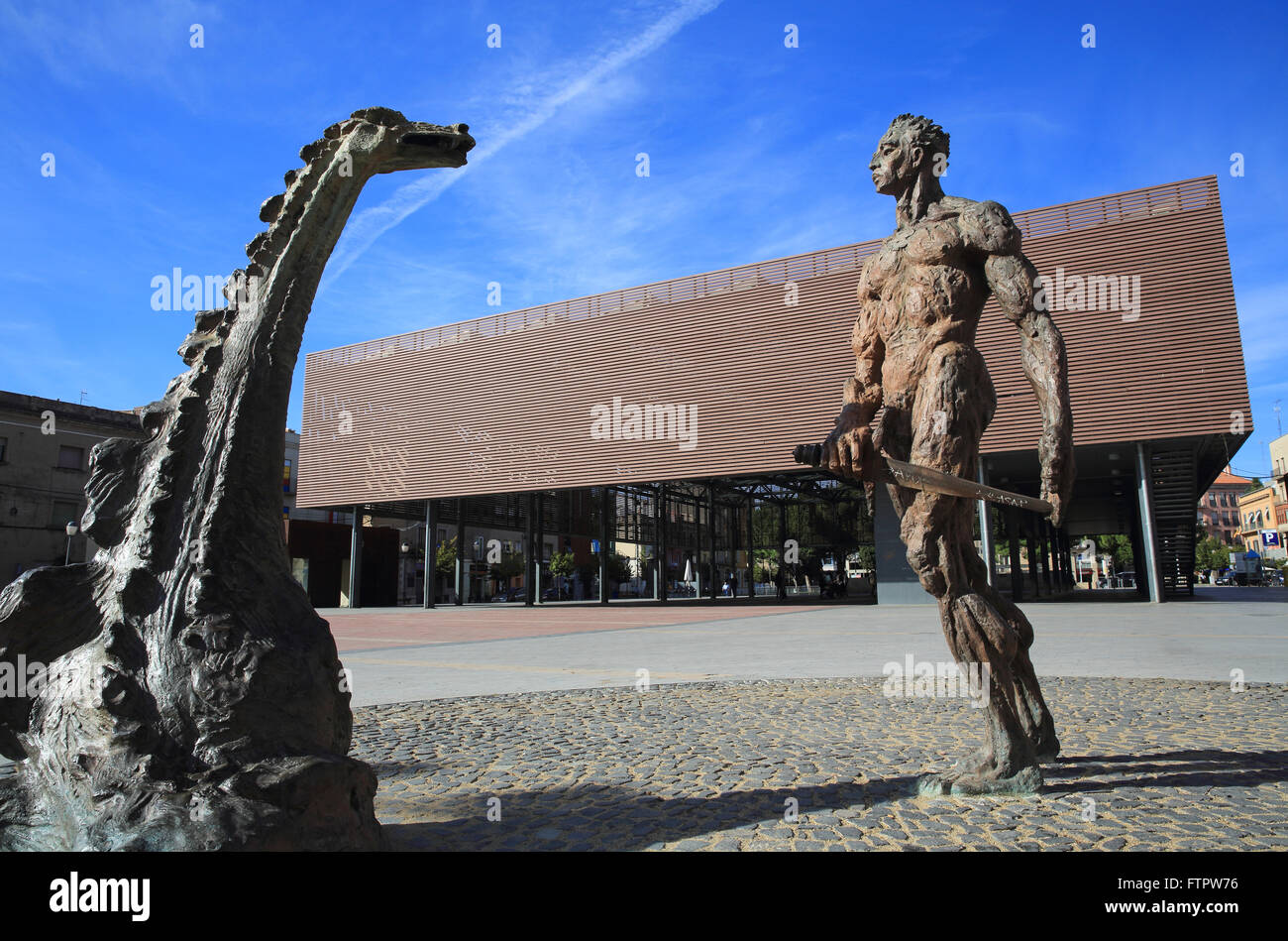 Die markante St. George-Skulptur an der Plaza Catalunya in Figueres, in Katalonien, Spanien, Süd-Europa Stockfoto