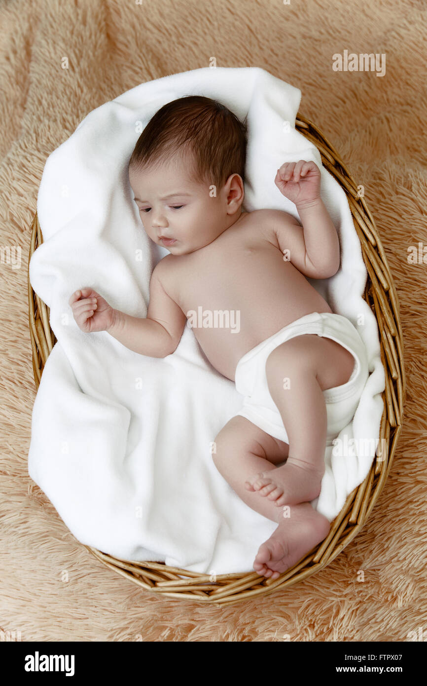 Neugeborenes Baby liegend im Weidenkorb Stockfotografie - Alamy