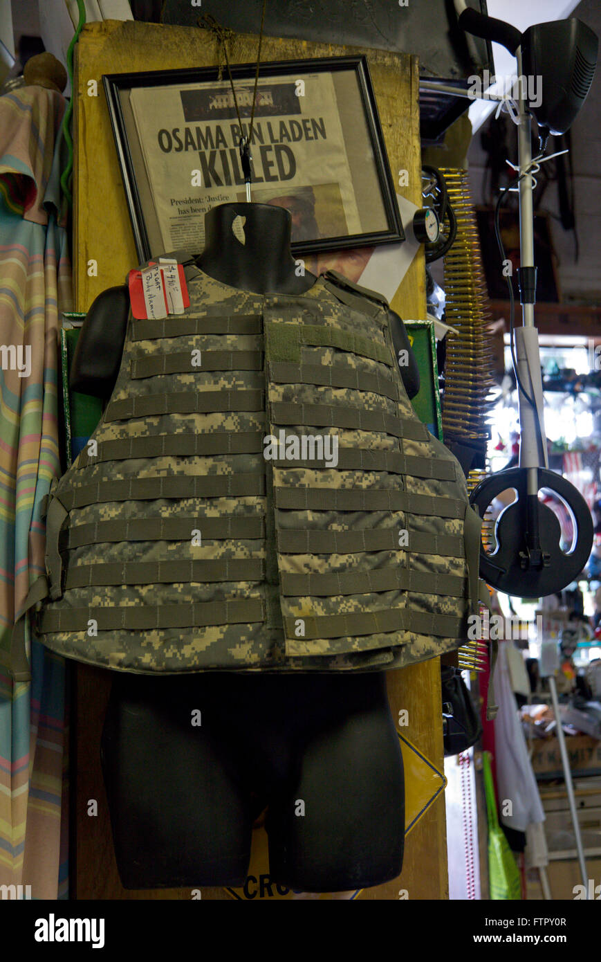 Eine flak Jacket in einem secondhand Shop in Chapeltown, North Carolina, USA Stockfoto