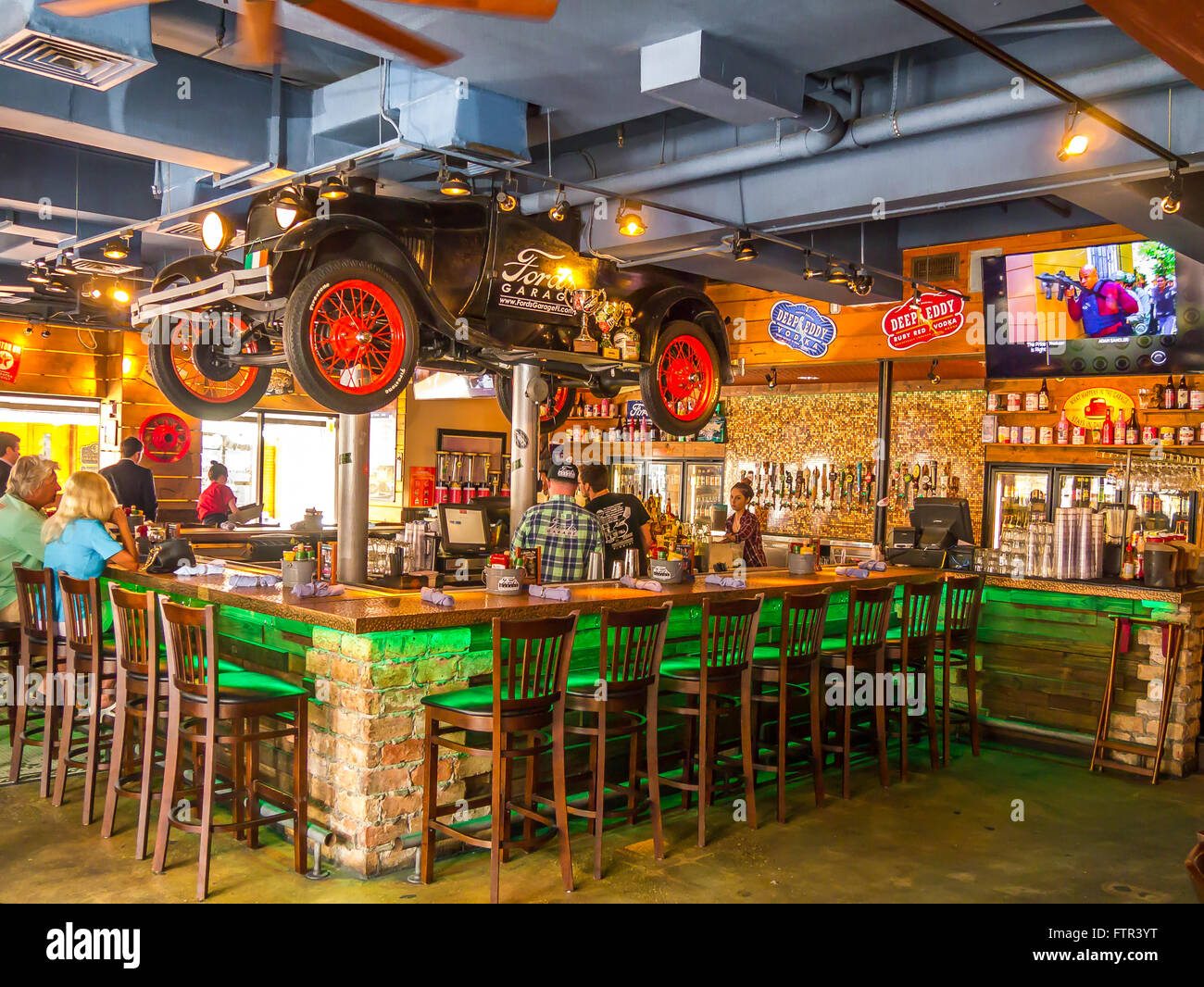 Innenraum des Ford Garage Restaurant in der Innenstadt von Fort Myers an der Golfküste von Florida Stockfoto