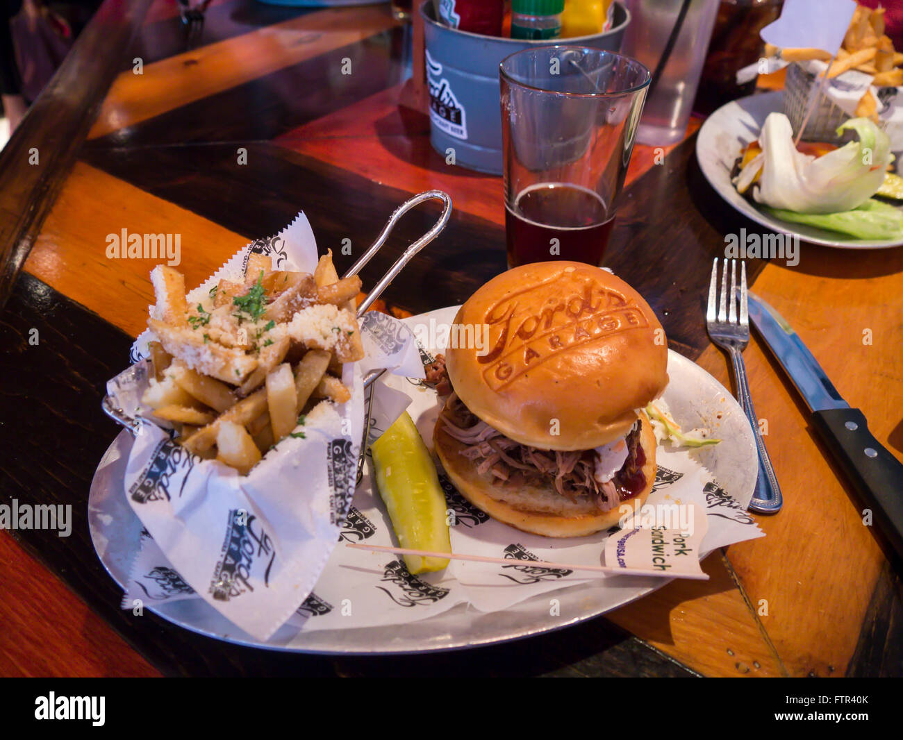 Pork Sandwich im Ford Garage Restaurant in der Innenstadt von Fort Myers an der Golfküste von Florida gezogen Stockfoto