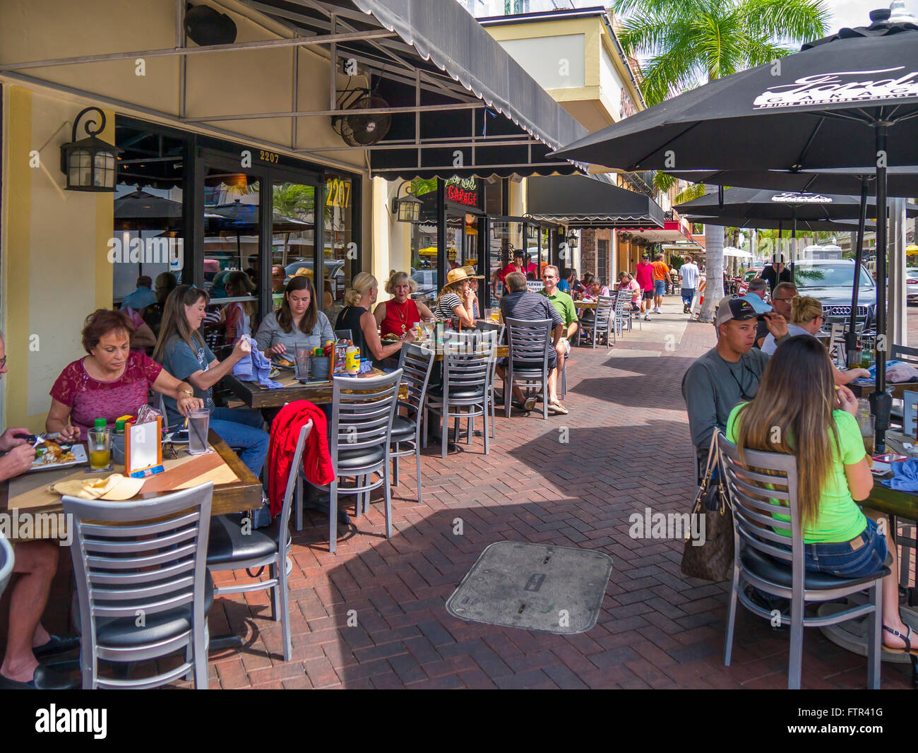 Außengastronomie im Straßencafé auf First Street in Fords Garage Restaurant in der Innenstadt von Fort Myers an der Golfküste von Florida Stockfoto
