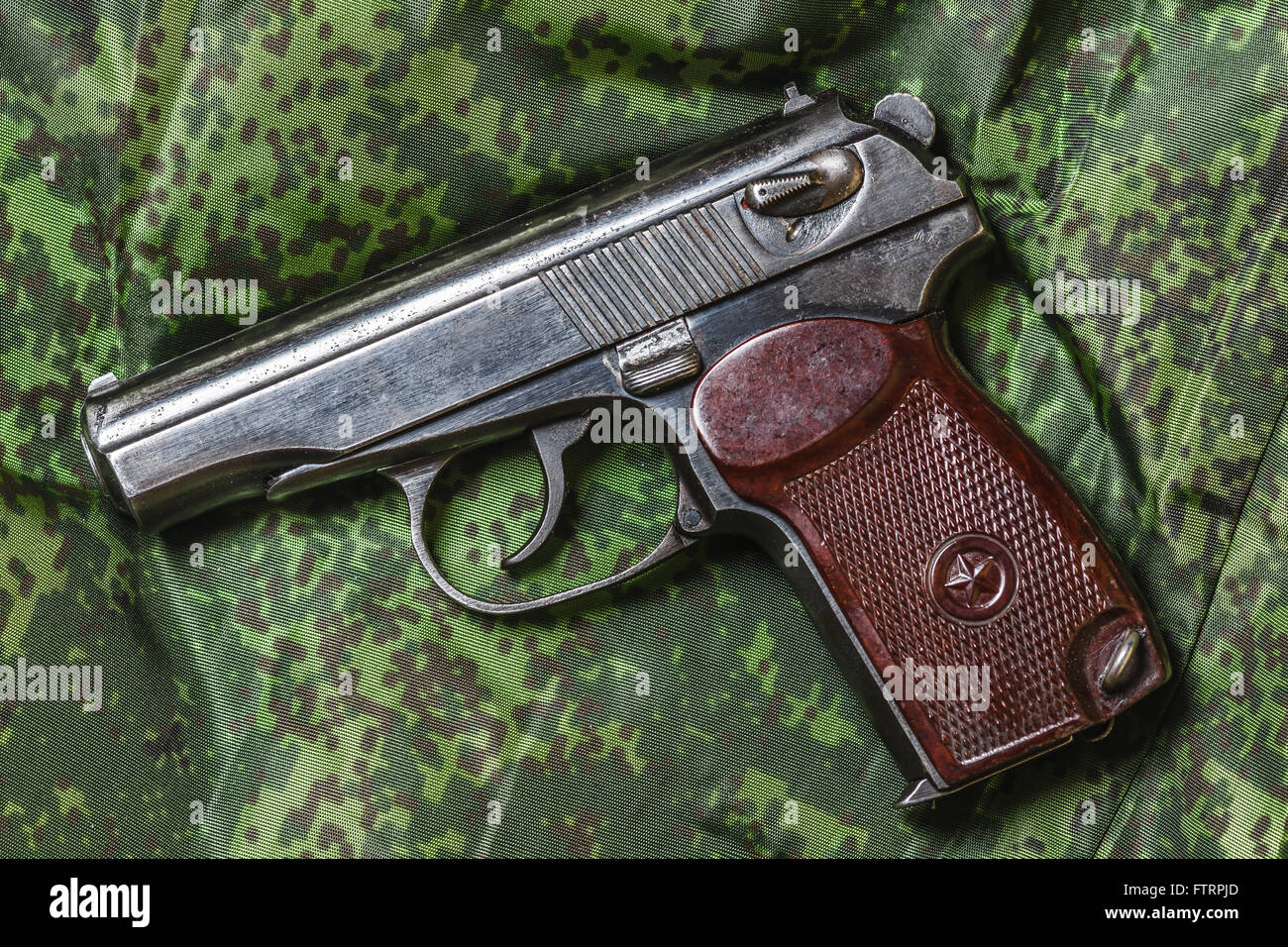 halbautomatische Pistole auf Pixel-Tarnung-Hintergrund Stockfoto