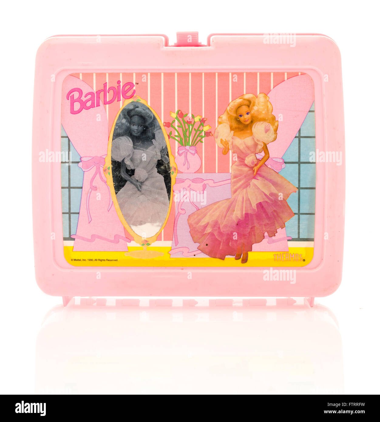 Winneconne, Wisconsin - 29. März 2016: Kunststoff Lunch-Box aus dem Jahr 1980 ist featuring Barbie, eine sehr beliebte Puppe für Mädchen. Stockfoto