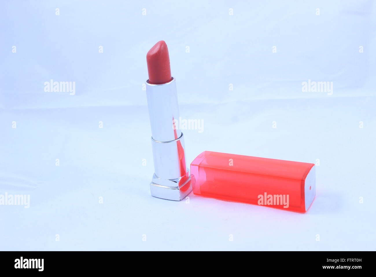 Roter Lippenstift auf weißem Hintergrund Stockfoto