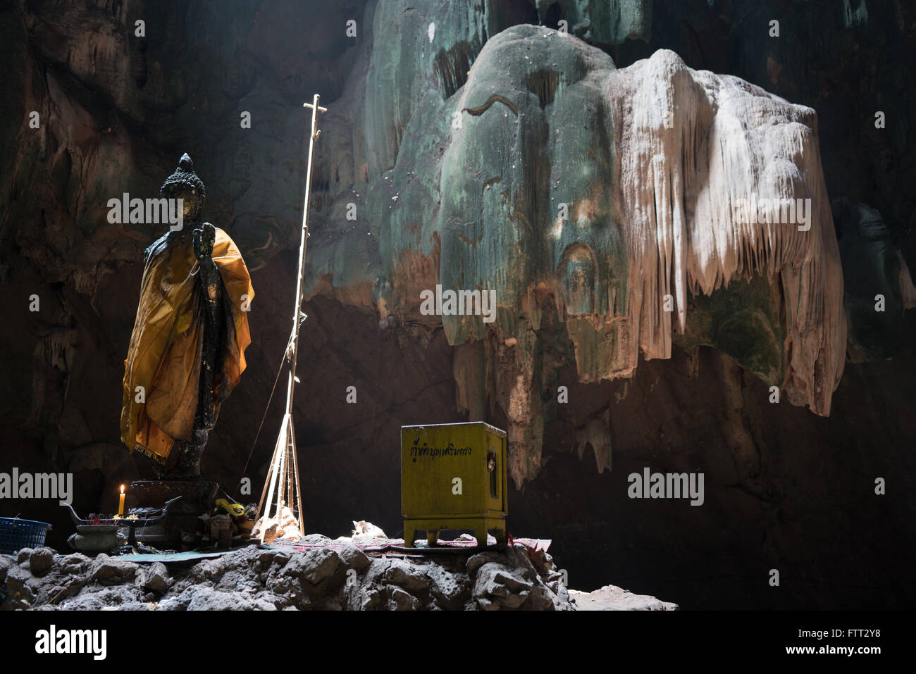 Buddha im Tam Chom Phon Höhle in Ratchaburi, Thailand Stockfoto