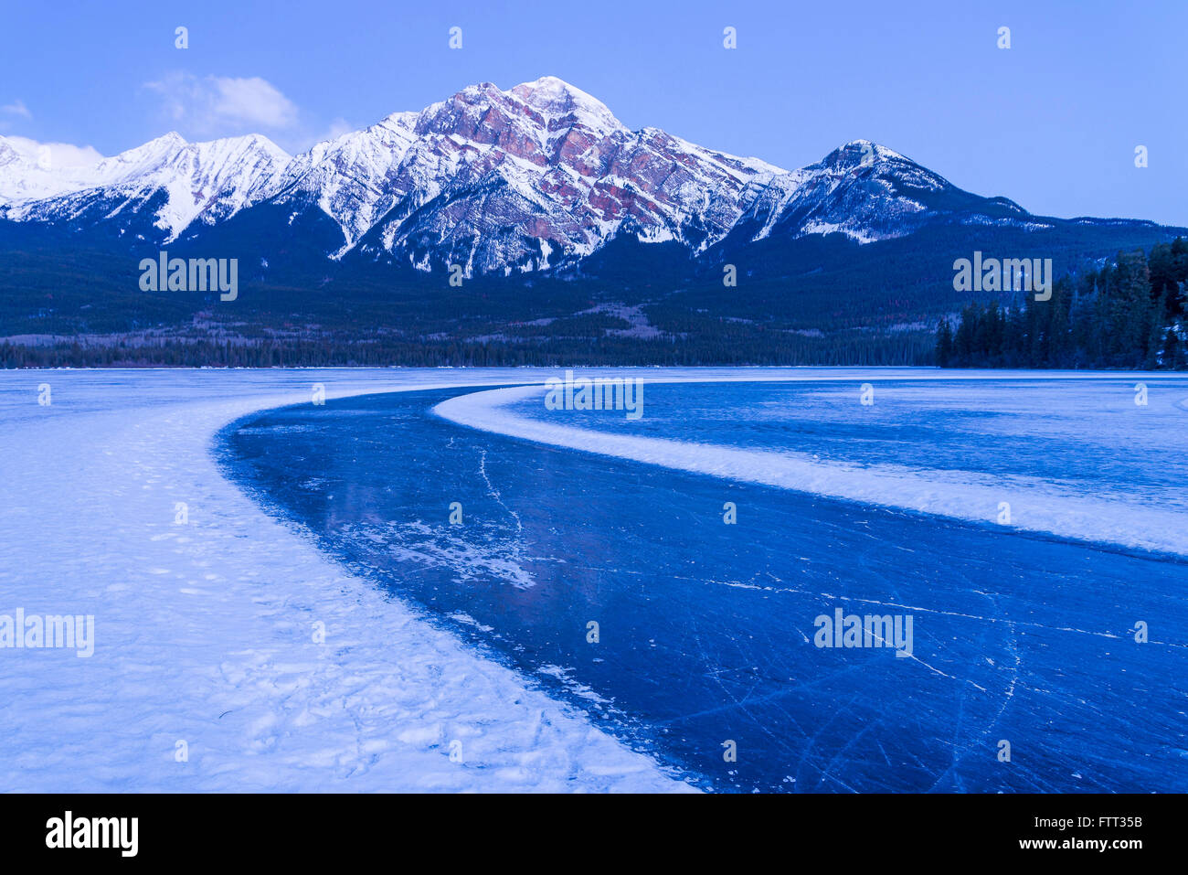 Eis-Skatingspur, Pyramid Lake im Winter, Jasper Nationalpark, Alberta, Kanada Stockfoto