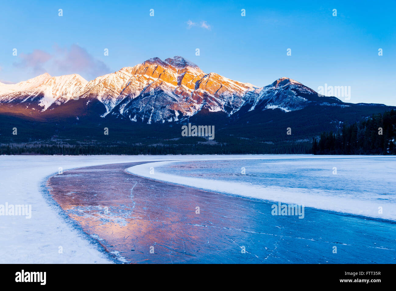 Eis-Skatingspur, Pyramid Lake im Winter, Jasper Nationalpark, Alberta, Kanada Stockfoto