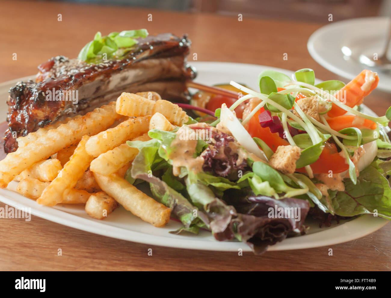 Gegrillte Schweinerippchen mit pikanter Sauce, Fotoarchiv Stockfoto