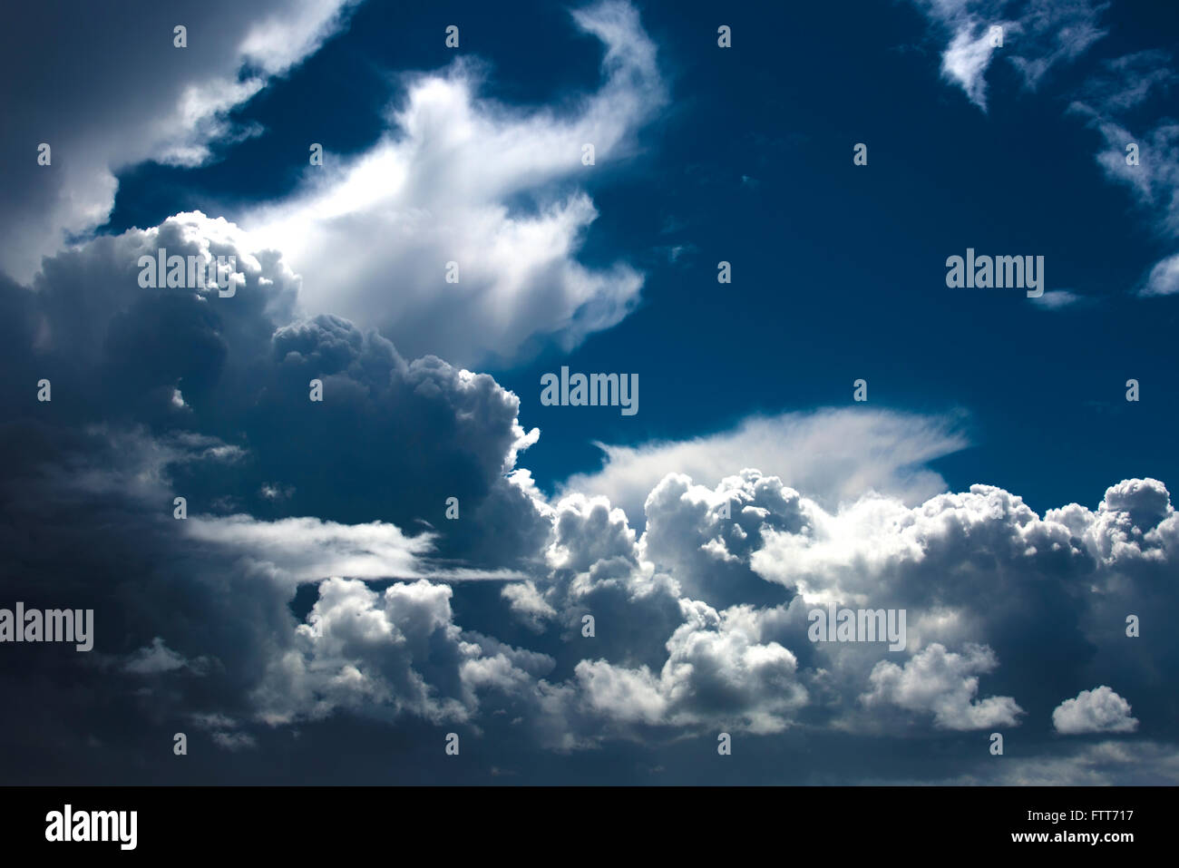 HDR, blauer Himmel mit dramatische Wolken Stockfoto