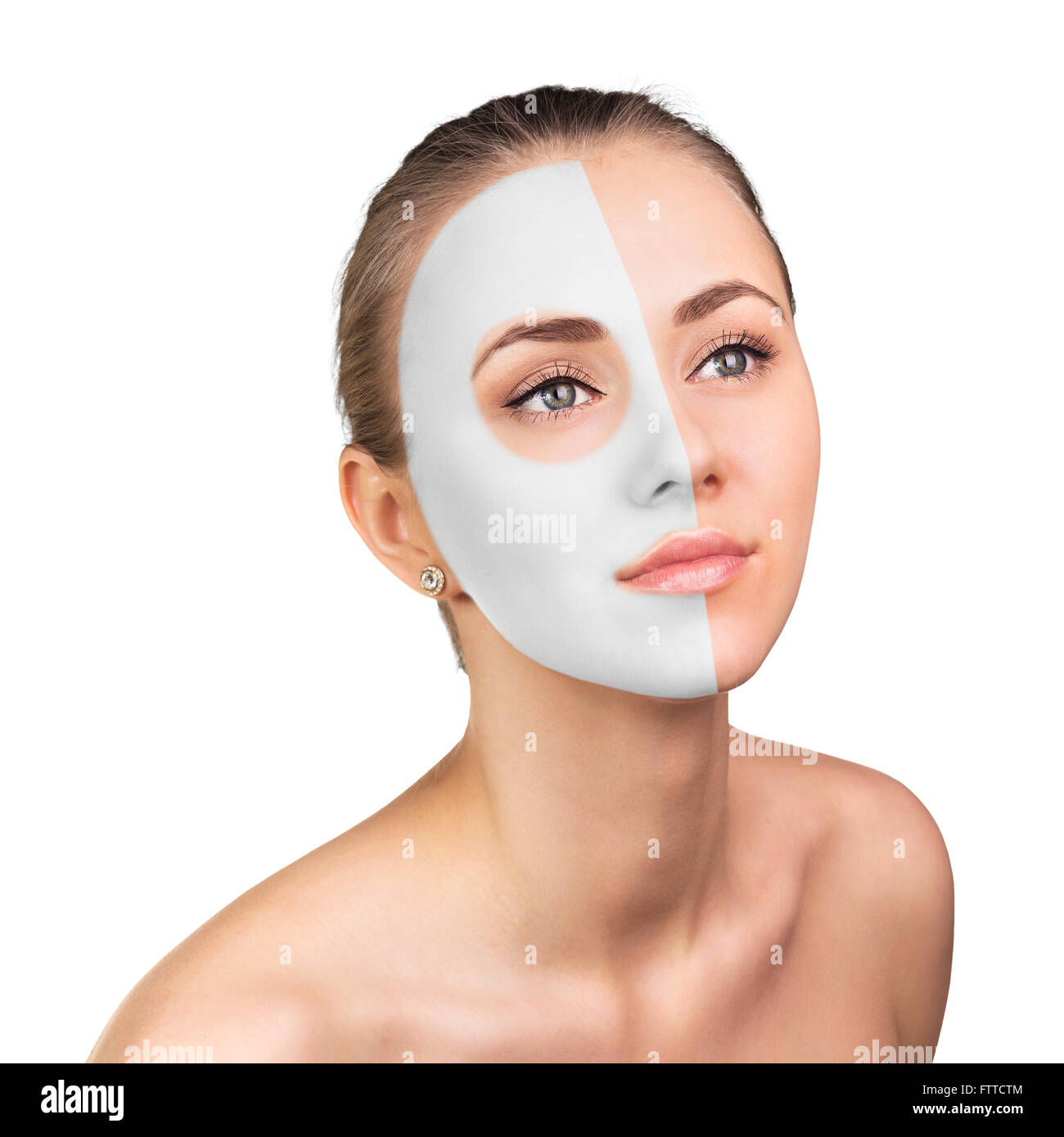 Junge Frau mit Gesichtsmaske Lehm Stockfoto