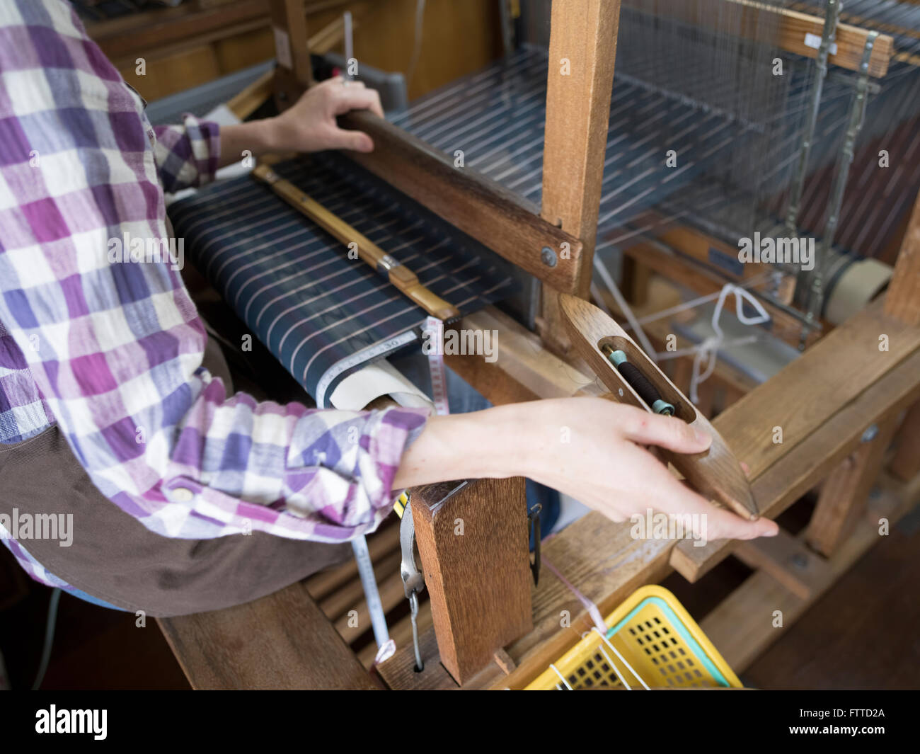 Weaver / Handwerkerin an Oshiro Koushiro Orimono Koubo - Oshrio Koushiro Textil-Werkstatt, Haebaru, Okinawa Stockfoto