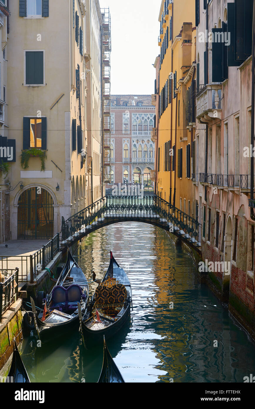 Brücke und Gondel in Venedig, eine Stadt im Nordosten Italiens. Es ist berühmt für die Schönheit der seine Einstellungen, Archtecture und Kunst Stockfoto