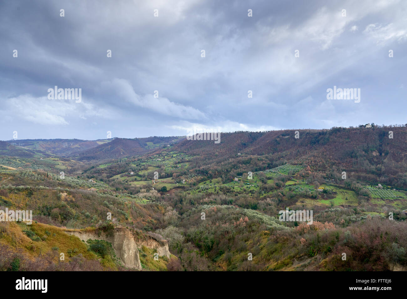 Landschaft des Tals rund um die Civita di Bagnoregio in Italien. Stockfoto