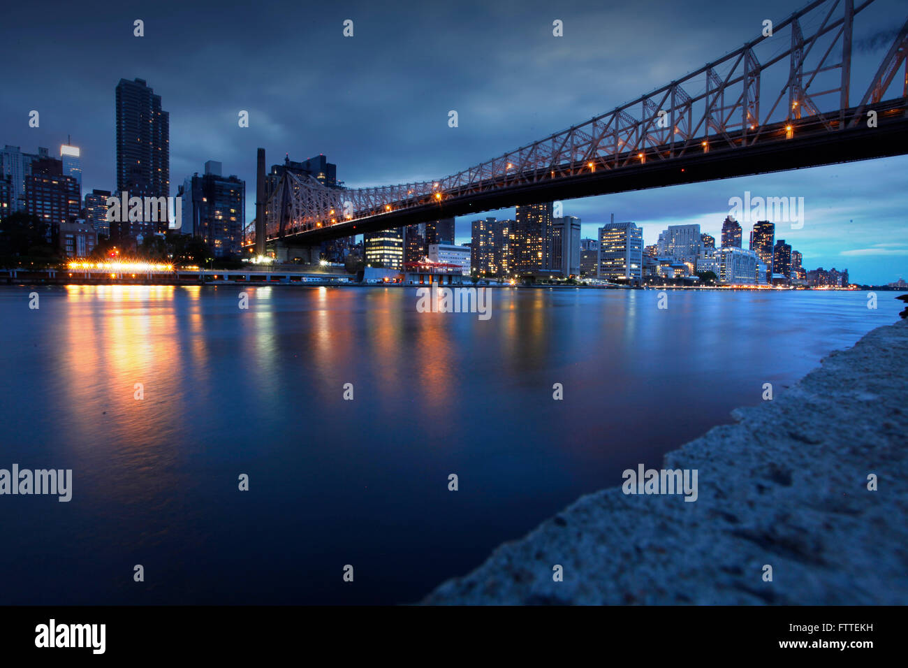 Skyline von New York in der Abenddämmerung Stockfoto