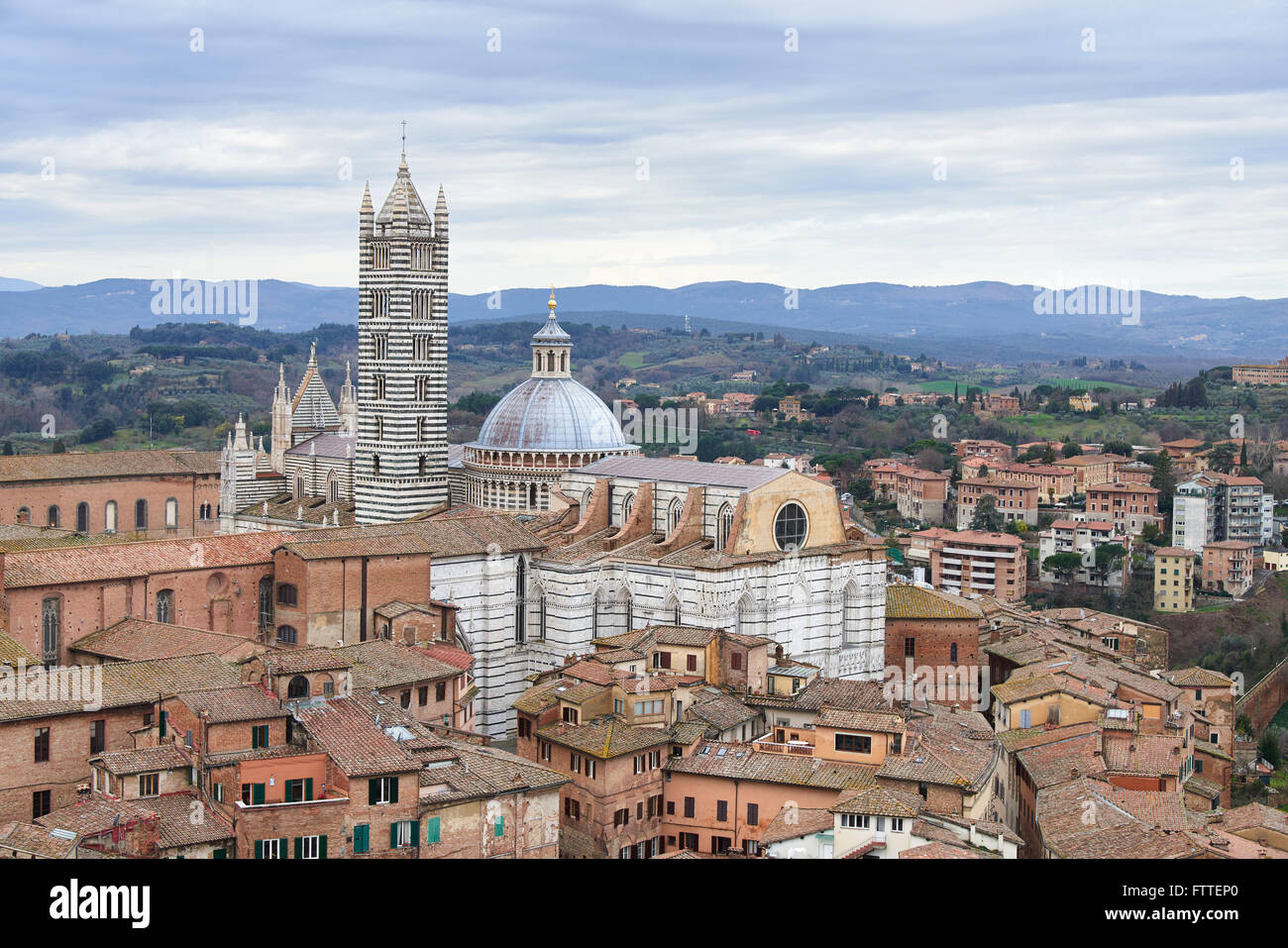 Dom von Siena (Duomo di Siena), eine mittelalterliche Kirche in Siena, Italien. Blick vom Campanile (Turm) del Mangia. Stockfoto