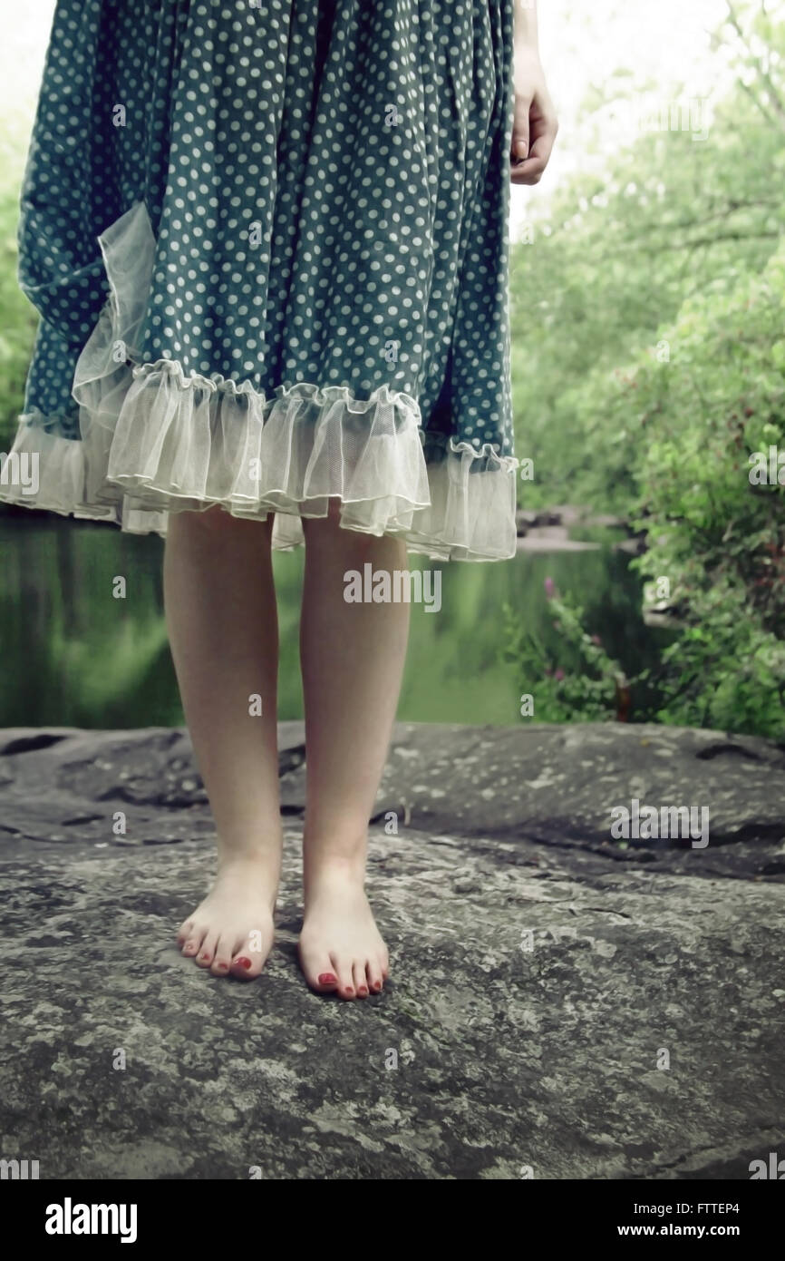 Nahaufnahme der Frau stehen auf Felsen Stockfoto