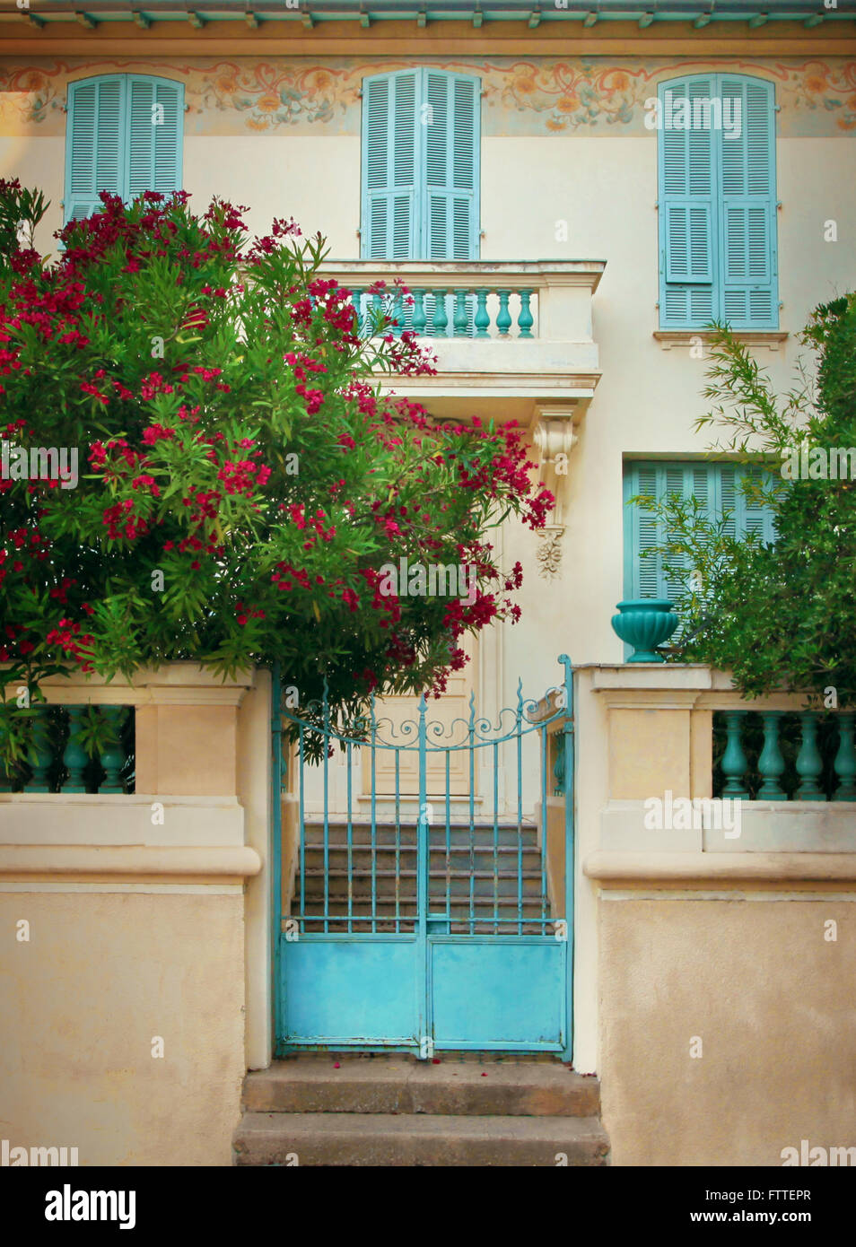 Haus Vorderansicht mit Blumen Stockfoto