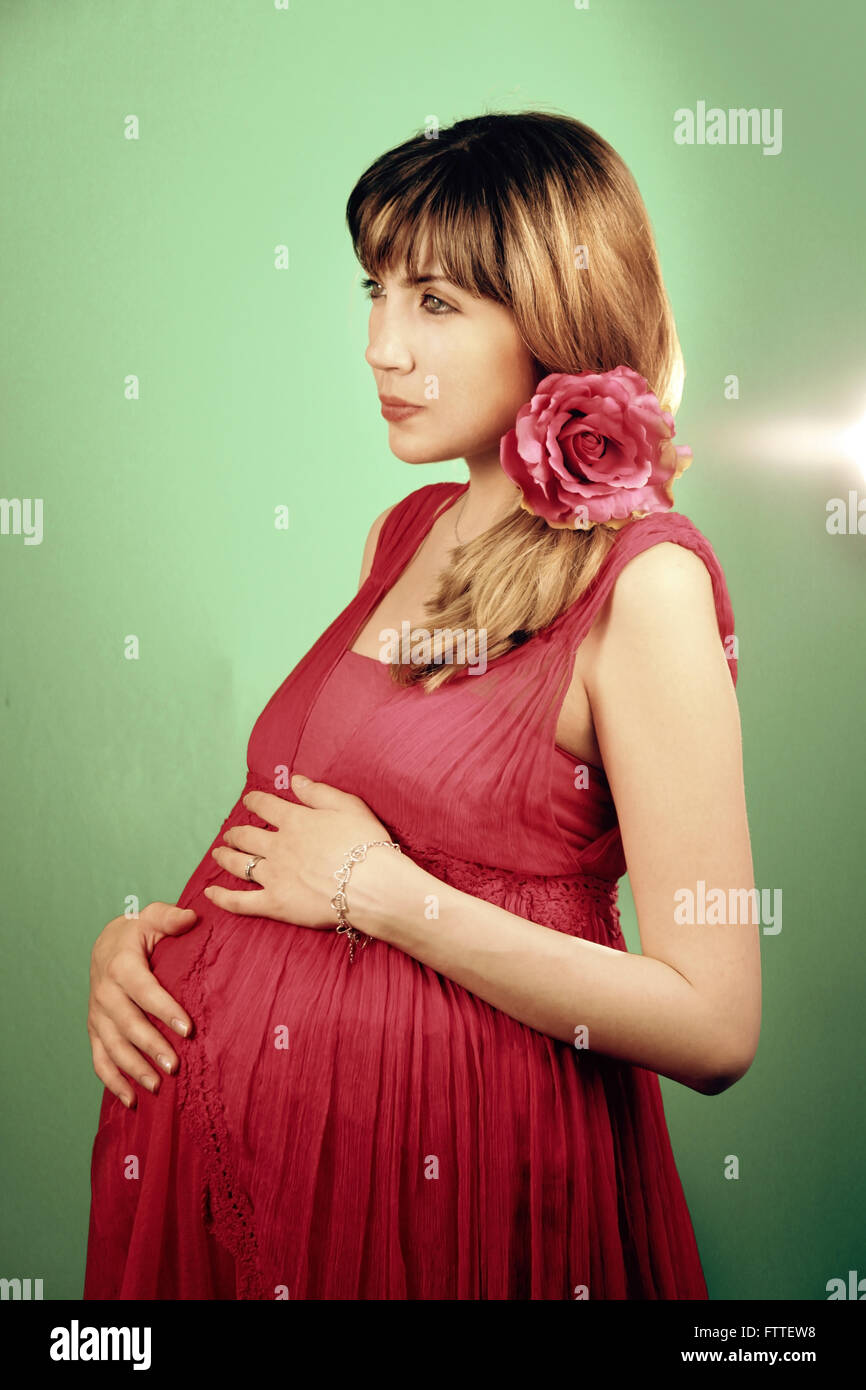 Junge schöne schwangere Frau Stockfoto