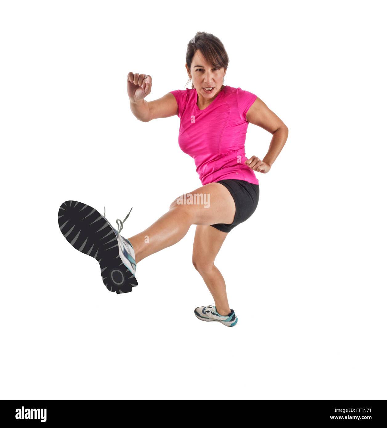 Foto von jungen weiblichen Kickboxer in eine Kampfposition mit ihrer Schuhsohle verlängert in Richtung der Kamera. Stockfoto