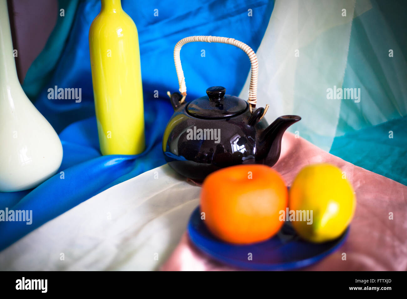 Stillleben mit hellen farbigen Gerichte auf den Tisch Stockfoto