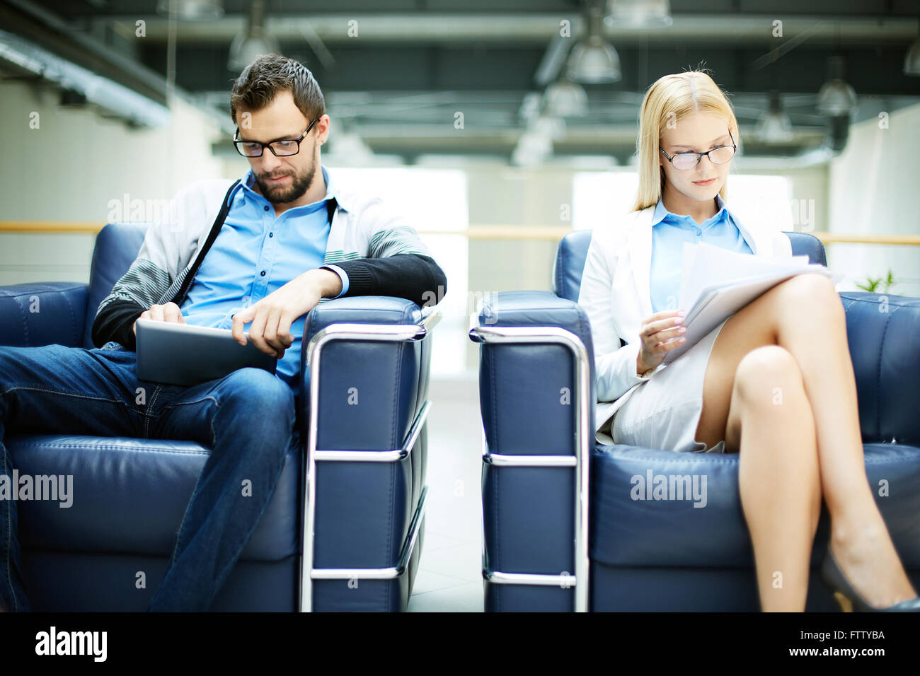 Arbeiten im Sessel Stockfoto