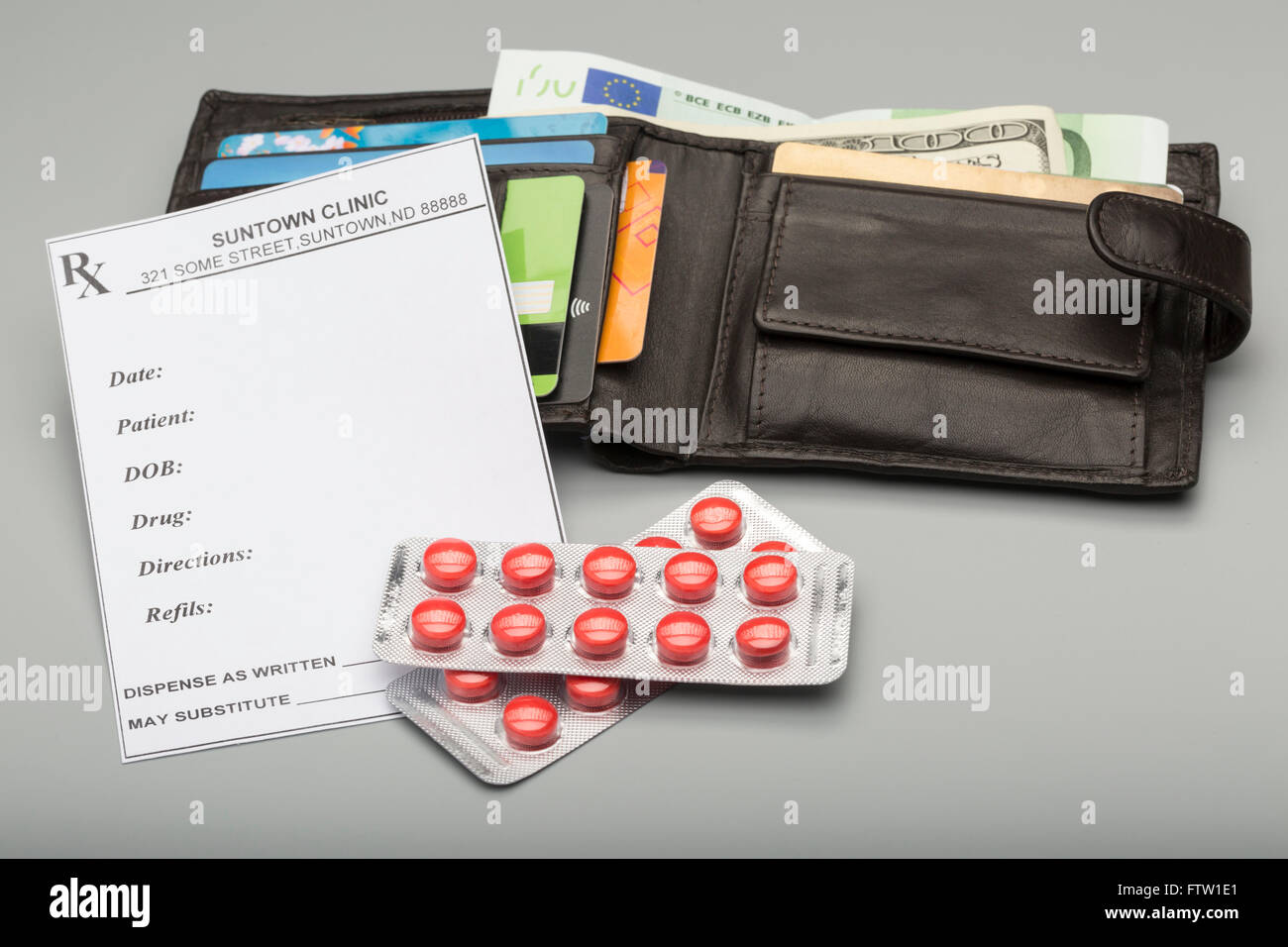 Leere Rezept, Blister Pack rote Pillen und hundert Banknoten Stockfoto
