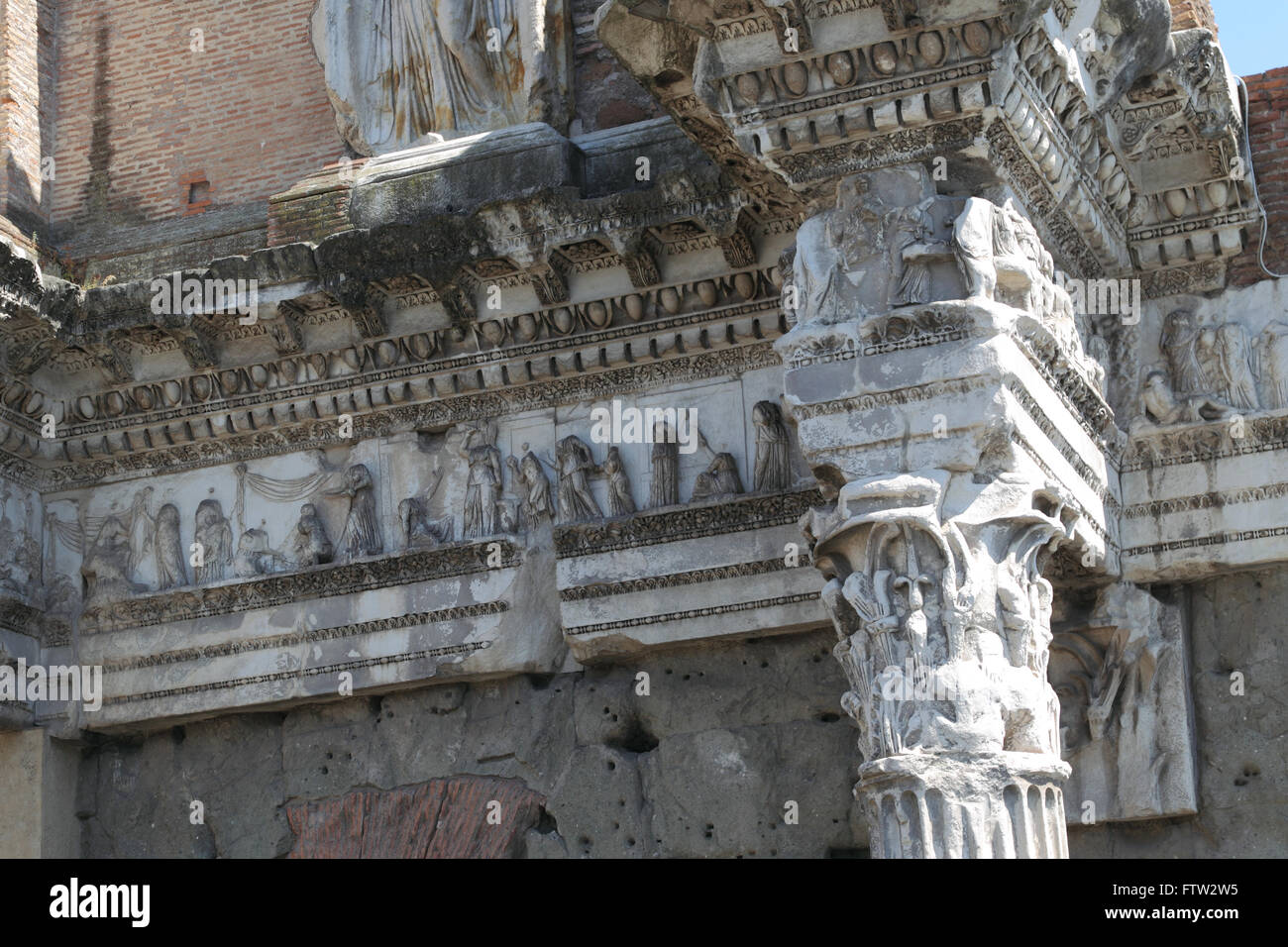 Detail der klassischen Schnitzereien in einem zerstörten Tempel am Fuße des Palatin, Rom, Italien. Stockfoto