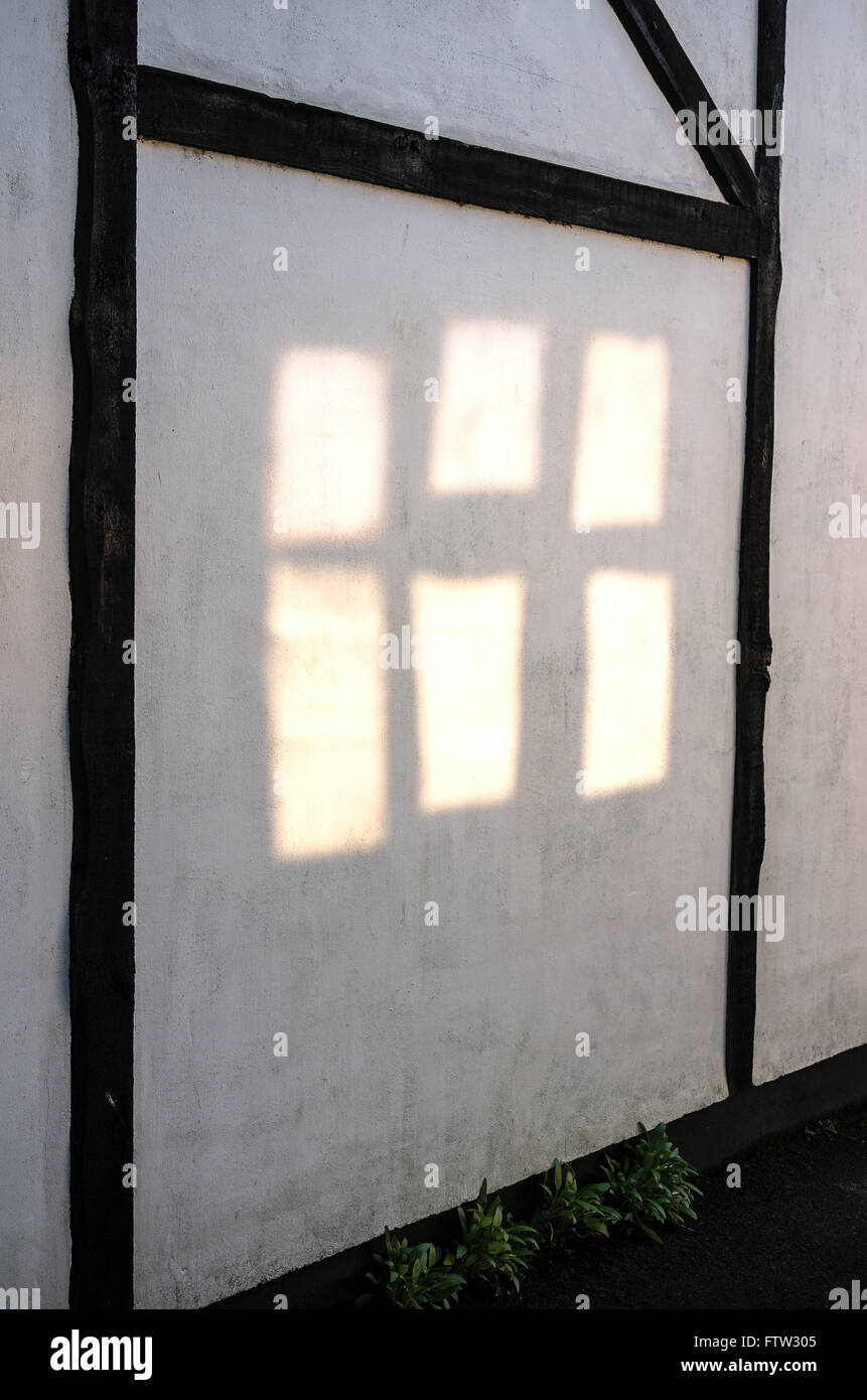 Abstrakten Eindruck gebildet durch Fenster Reflexionen des Sonnenlichtes an Wand im Schatten Stockfoto