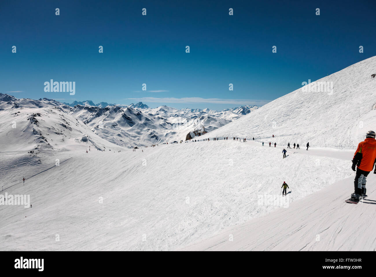 Französische Alpen Berggipfel, klaren, blauen Himmel, Gletscher, Val Thorens, Frankreich, mit vielen Skifahrer auf der Piste Stockfoto