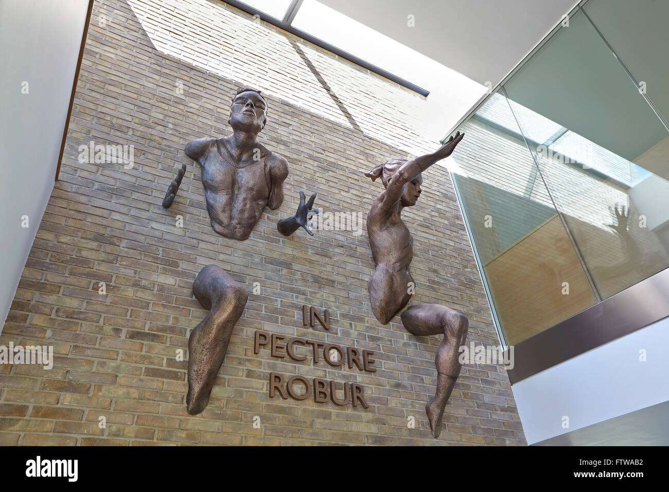 Wand mit Skulptur und Schule Motto. Die Martin Zentrum, Waldschule, London, Vereinigtes Königreich. Architekt: BuckleyGreyYeoman, 20 Stockfoto