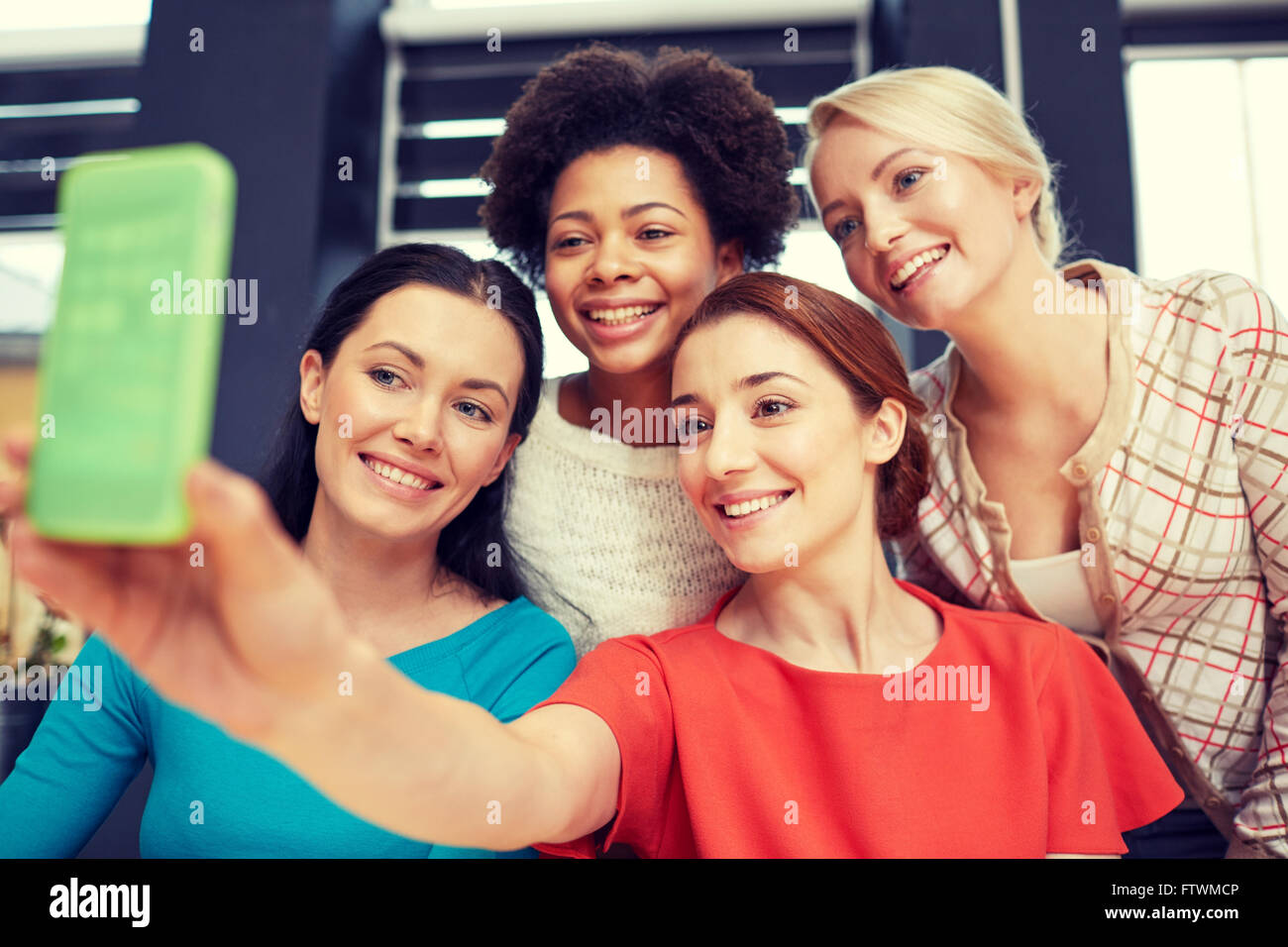 glückliche junge Frauen, die die Selfie mit smartphone Stockfoto