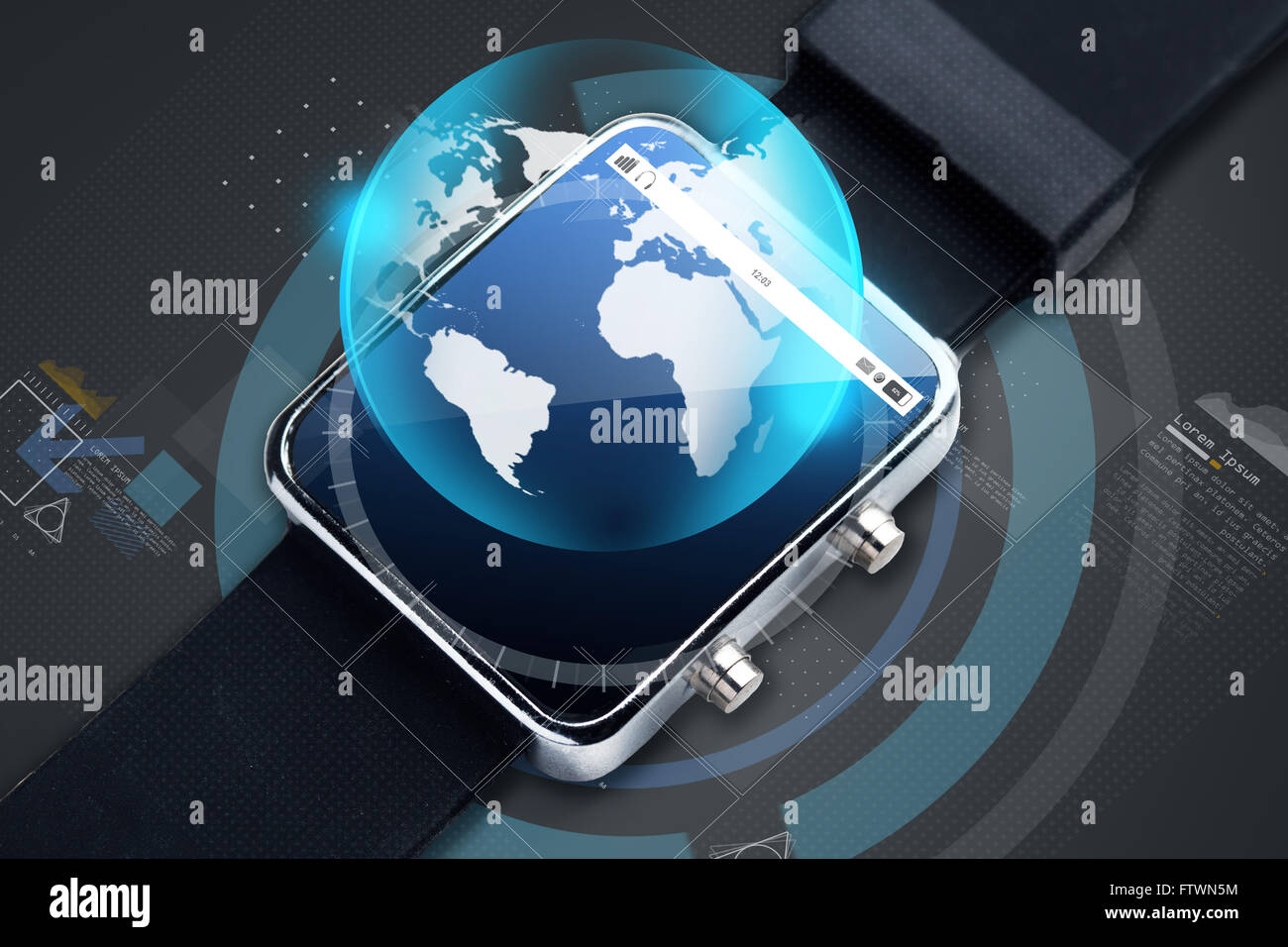 Nahaufnahme von Smartwatch mit Erde Globus Hologramm Stockfoto