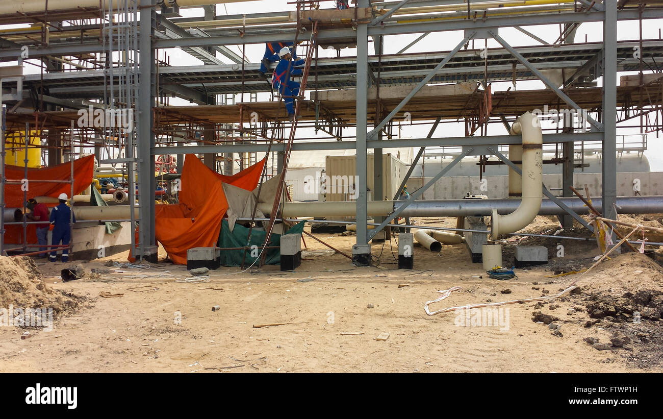 Männer arbeiten am Bau von Erdöl und Erdgas-Aufbereitungsanlage in Ägypten. Stockfoto